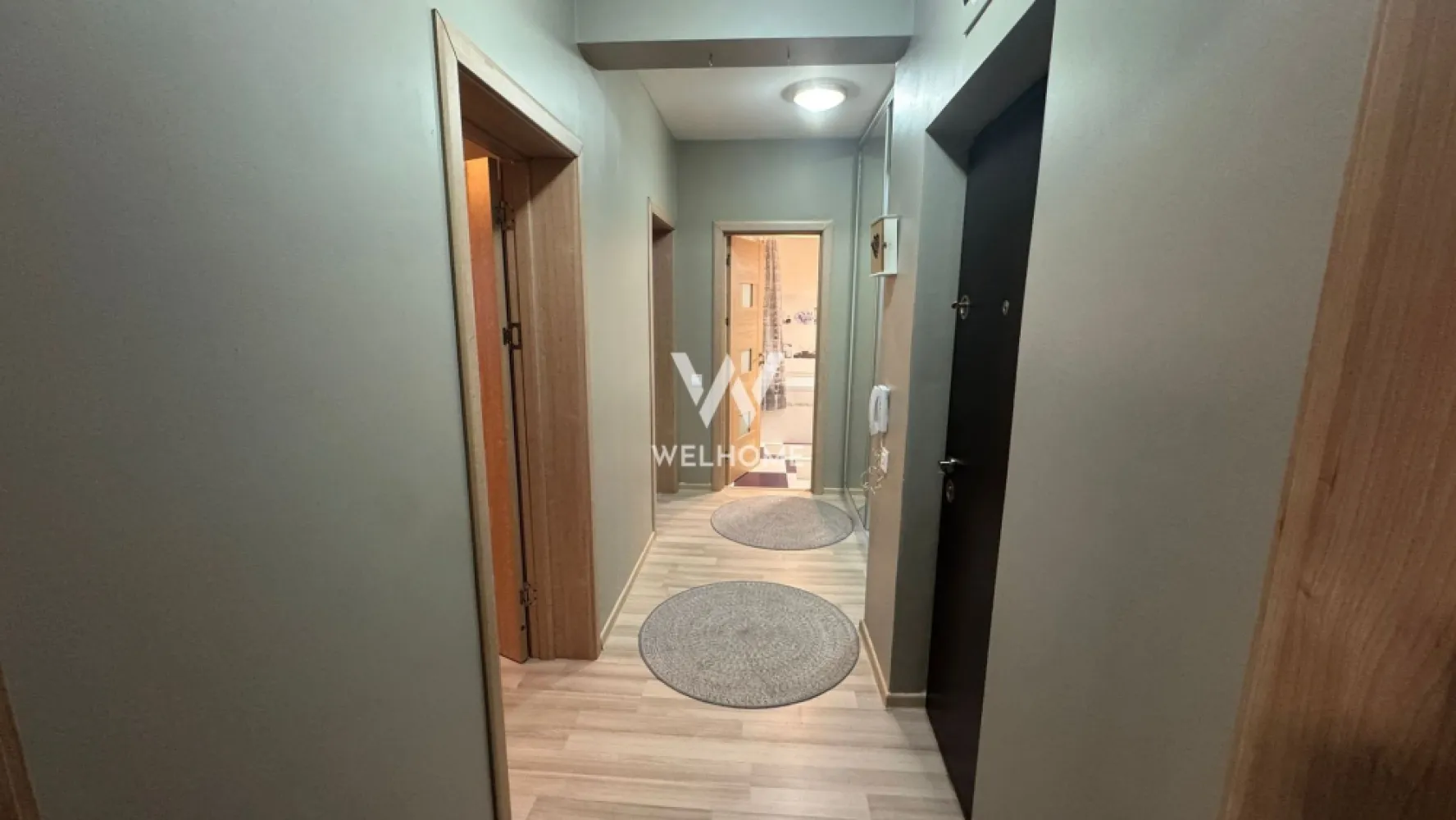 Apartament 3 camere de vânzare – Șelimbăr, str. Pictor Brana - Vă propunem spre vânzare un apartament modern cu 3 camere, situat în Șelimbăr, pe strada Pictor Brana, într-o zonă liniștită și bine conectată la oraș. Apartamentul are o suprafață utilă de 53 mp, la care se adaugă un balcon generos de 11 mp, fiind amplasat la etajul 2 al imobilului. Se vinde complet mobilat și utilat, exact ca în fotografii – ideal pentru mutare imediată sau investiție. Compartimentare practică: living open space cu bucătărie, 2 dormitoare, baie, balcon spațios. Locuința beneficiază de loc de parcare inclus, un avantaj important în zonă. Preț: 118.500 euro cash/credit Pentru mai multe detalii sau pentru programarea unei vizionări, nu ezitați să mă contactați. }}