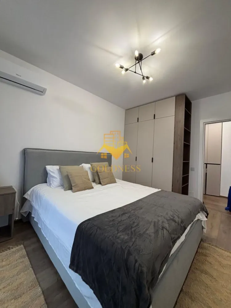2 camere open space, Modern, Parcare, Zona Abatorului, Oncos, Floresti - GOLDNESS Imobiliare vă propune spre închiriere un apartament cu 2 camere complet mobilat și utilat, la etajul 1 într-un imobil de 4 etaje, situat în Floresti. Dispune de loc de parcare exterioara! Se află în apropierea stațiilor de transport în comun, magazine, restaurante, spații verzi, farmacii, etc. Apartamentul este compartimentat astfel: - dormitor cu pat matrimonial, dressing, noptiere - living cu canapea extensibilă, loc de servit masa, comoda tv, televizor, spatii pentru depozitat - bucatarie complet utilata si mobilata, masina de spalat vase - baie cu dus walk-in, calorifer port prosop și dulap pentru depozitare. - balcon de 5 mp. Imobilul este dotat cu toate cele necesare- centrală proprie, frigider, aragaz, hotă, mașină de spălat haine si vase, etc. Dacă sunteți interesați de acest apartament și doriți să îl vizionați, dar și pentru alte oferte nu ezitați să ne contactați telefonic sau prin e-mail. Vă stăm la dispoziție! Pentru intermediere se percepe un comision de 50% din prețul chiriei! }}