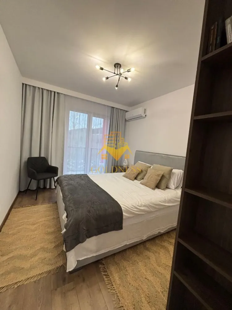 2 camere open space, Modern, Parcare, Zona Abatorului, Oncos, Floresti - GOLDNESS Imobiliare vă propune spre închiriere un apartament cu 2 camere complet mobilat și utilat, la etajul 1 într-un imobil de 4 etaje, situat în Floresti. Dispune de loc de parcare exterioara! Se află în apropierea stațiilor de transport în comun, magazine, restaurante, spații verzi, farmacii, etc. Apartamentul este compartimentat astfel: - dormitor cu pat matrimonial, dressing, noptiere - living cu canapea extensibilă, loc de servit masa, comoda tv, televizor, spatii pentru depozitat - bucatarie complet utilata si mobilata, masina de spalat vase - baie cu dus walk-in, calorifer port prosop și dulap pentru depozitare. - balcon de 5 mp. Imobilul este dotat cu toate cele necesare- centrală proprie, frigider, aragaz, hotă, mașină de spălat haine si vase, etc. Dacă sunteți interesați de acest apartament și doriți să îl vizionați, dar și pentru alte oferte nu ezitați să ne contactați telefonic sau prin e-mail. Vă stăm la dispoziție! Pentru intermediere se percepe un comision de 50% din prețul chiriei! }}