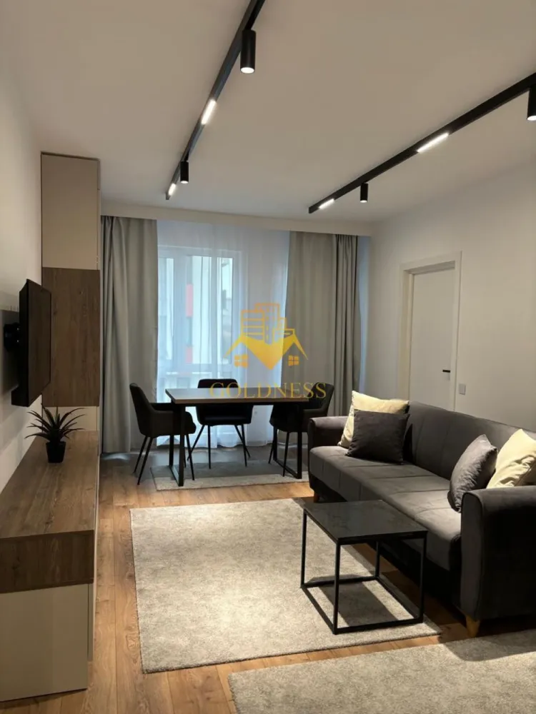 2 camere open space, Modern, Parcare, Zona Abatorului, Oncos, Floresti - GOLDNESS Imobiliare vă propune spre închiriere un apartament cu 2 camere complet mobilat și utilat, la etajul 1 într-un imobil de 4 etaje, situat în Floresti. Dispune de loc de parcare exterioara! Se află în apropierea stațiilor de transport în comun, magazine, restaurante, spații verzi, farmacii, etc. Apartamentul este compartimentat astfel: - dormitor cu pat matrimonial, dressing, noptiere - living cu canapea extensibilă, loc de servit masa, comoda tv, televizor, spatii pentru depozitat - bucatarie complet utilata si mobilata, masina de spalat vase - baie cu dus walk-in, calorifer port prosop și dulap pentru depozitare. - balcon de 5 mp. Imobilul este dotat cu toate cele necesare- centrală proprie, frigider, aragaz, hotă, mașină de spălat haine si vase, etc. Dacă sunteți interesați de acest apartament și doriți să îl vizionați, dar și pentru alte oferte nu ezitați să ne contactați telefonic sau prin e-mail. Vă stăm la dispoziție! Pentru intermediere se percepe un comision de 50% din prețul chiriei! }}