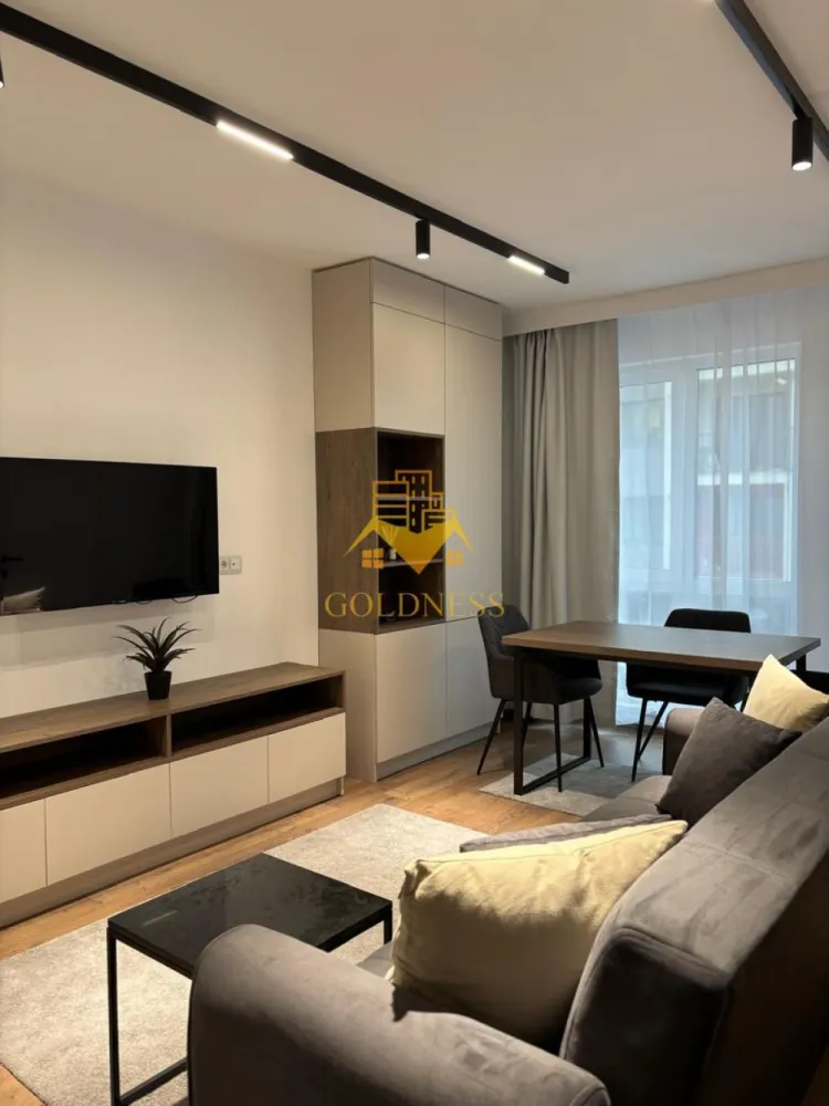 2 camere open space, Modern, Parcare, Zona Abatorului, Oncos, Floresti - GOLDNESS Imobiliare vă propune spre închiriere un apartament cu 2 camere complet mobilat și utilat, la etajul 1 într-un imobil de 4 etaje, situat în Floresti. Dispune de loc de parcare exterioara! Se află în apropierea stațiilor de transport în comun, magazine, restaurante, spații verzi, farmacii, etc. Apartamentul este compartimentat astfel: - dormitor cu pat matrimonial, dressing, noptiere - living cu canapea extensibilă, loc de servit masa, comoda tv, televizor, spatii pentru depozitat - bucatarie complet utilata si mobilata, masina de spalat vase - baie cu dus walk-in, calorifer port prosop și dulap pentru depozitare. - balcon de 5 mp. Imobilul este dotat cu toate cele necesare- centrală proprie, frigider, aragaz, hotă, mașină de spălat haine si vase, etc. Dacă sunteți interesați de acest apartament și doriți să îl vizionați, dar și pentru alte oferte nu ezitați să ne contactați telefonic sau prin e-mail. Vă stăm la dispoziție! Pentru intermediere se percepe un comision de 50% din prețul chiriei! }}