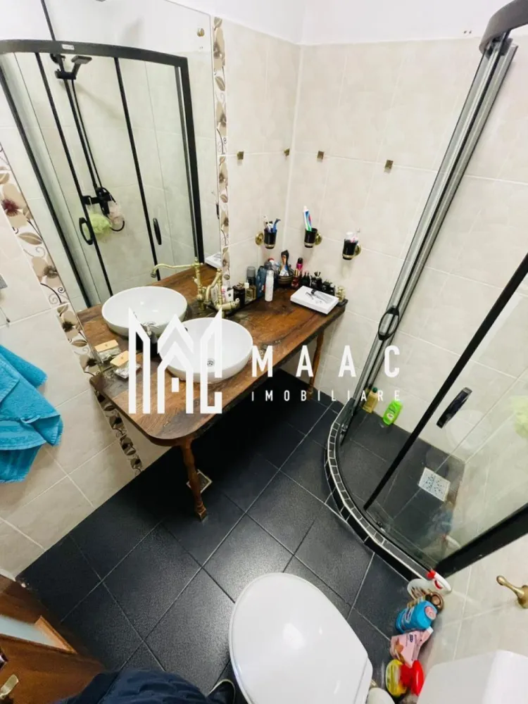 Casă tip înșiruită | 3 camere | 2 băi | Curte 24 mp - Maac Imobiliare prezintă spre vânzare o casă modernă, parte dintr-un ansamblu de case înșiruite, situată în Cartierul Arhitecților – o zonă apreciată pentru liniște și accesibilitate. Imobilul este construit în anul 2015, având o structură modernă și finisaje de calitate, fiind ideal pentru o familie care își dorește confort și funcționalitate. Compartimentare și caracteristici: Suprafață utilă: 80 mp 3 camere bine compartimentate 2 băi Terasă + balcon Curte proprie de 24 mp Loc de parcare inclus Dotări și finisaje: Se vinde complet mobilată și utilată Centrală termică proprie Aragaz, plită, frigider Finisaje moderne și bine întreținute Proprietatea oferă un echilibru ideal între spațiul interior și cel exterior, fiind potrivită atât pentru locuit, cât și pentru investiție. Pentru mai multe detalii sau pentru a programa o vizionare, vă rugăm să ne contactați specificând ID: CP2980718. }}