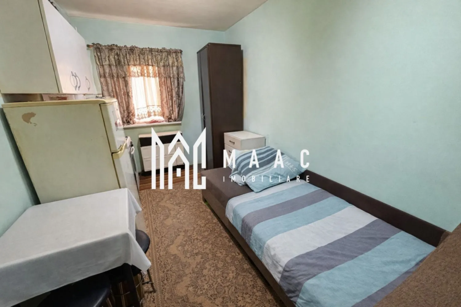 Garsonieră de închiriat | Parter înalt | 23 mp | Vasile Milea | 200€ - Maac Imobiliare prezintă spre închiriere o garsonieră modestă, situată într-o zonă accesibilă din Sibiu, în spatele stației OMV de pe strada Vasile Milea. Locuința este amplasată la parter înalt într-un imobil bine întreținut, izolat termic, cu acces securizat prin interfon și scară curată. Garsoniera are o suprafață utilă de 23.2 mp și este compartimentată astfel: hol de acces baie cu geam pentru aerisire naturală cameră spațioasă Imobilul dispune de: geamuri termopan încălzire cu convector boiler pentru apă caldă Se închiriază în stare modestă, fiind potrivită pentru o persoană sau pentru cei care își doresc o locuință la un preț accesibil. Zona oferă acces facil către mijloace de transport în comun, magazine și alte puncte de interes. Preț: 200 euro/lună Pentru mai multe detalii, vă rugăm să menționați telefonic că ați văzut anunțul cu ID: CP2980677. }}