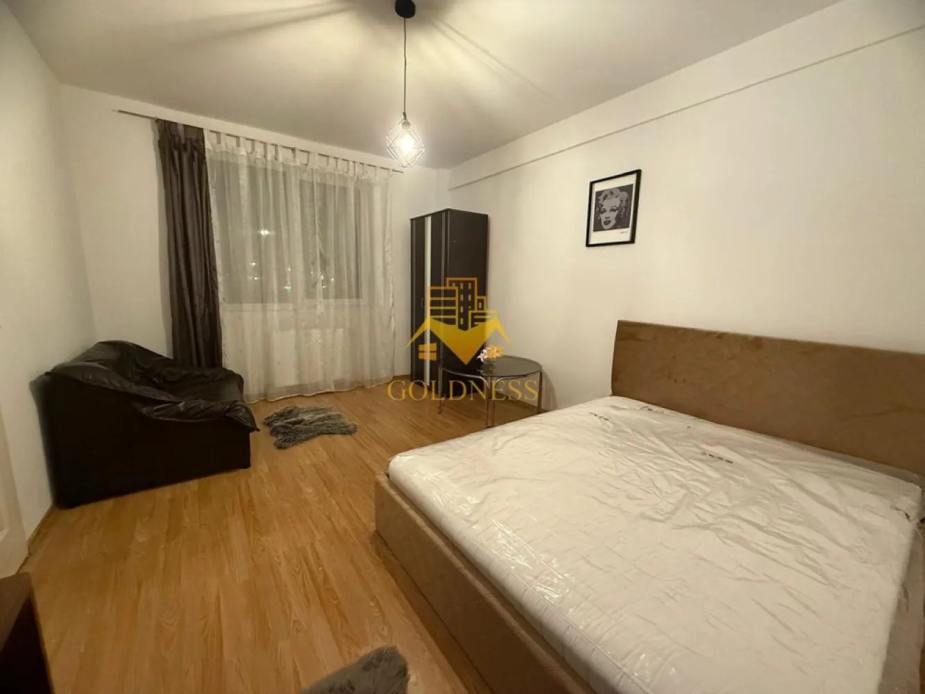 2 camere open space, Parcare, Zona Borhanci, Profi, Istvan Bocksai - GOLDNESS Imobiliare vă propune spre închiriere un apartament cu o camera complet mobilat și utilat, la parter într-un imobil de 4 etaje, în cartierul Borhanci. Dispune de loc de parcare! Apartamentul este compartimentat astfel: - dormitor cu pat matrimonial, dressing, noptiere - living cu bucatarie open space complet utilată și mobilată, canapea extensibilă, loc de servit masa - baie cu cada, calorifer port prosop inox și dulap pentru depozitare. Imobilul este dotat cu toate cele necesare- centrală proprie, mașină de spălat haine, frigider, aragaz, hotă, TV, etc. Se află în apropierea stațiilor de transport în comun, magazine, restaurante, spații verzi, farmacii, etc. Dacă sunteți interesați de acest apartament și doriți să îl vizionați, dar și pentru alte oferte sau detalii nu ezitați să ne contactați telefonic sau prin e-mail - goldnessimobiliare@gmail.com. Vă stăm la dispoziție! }}