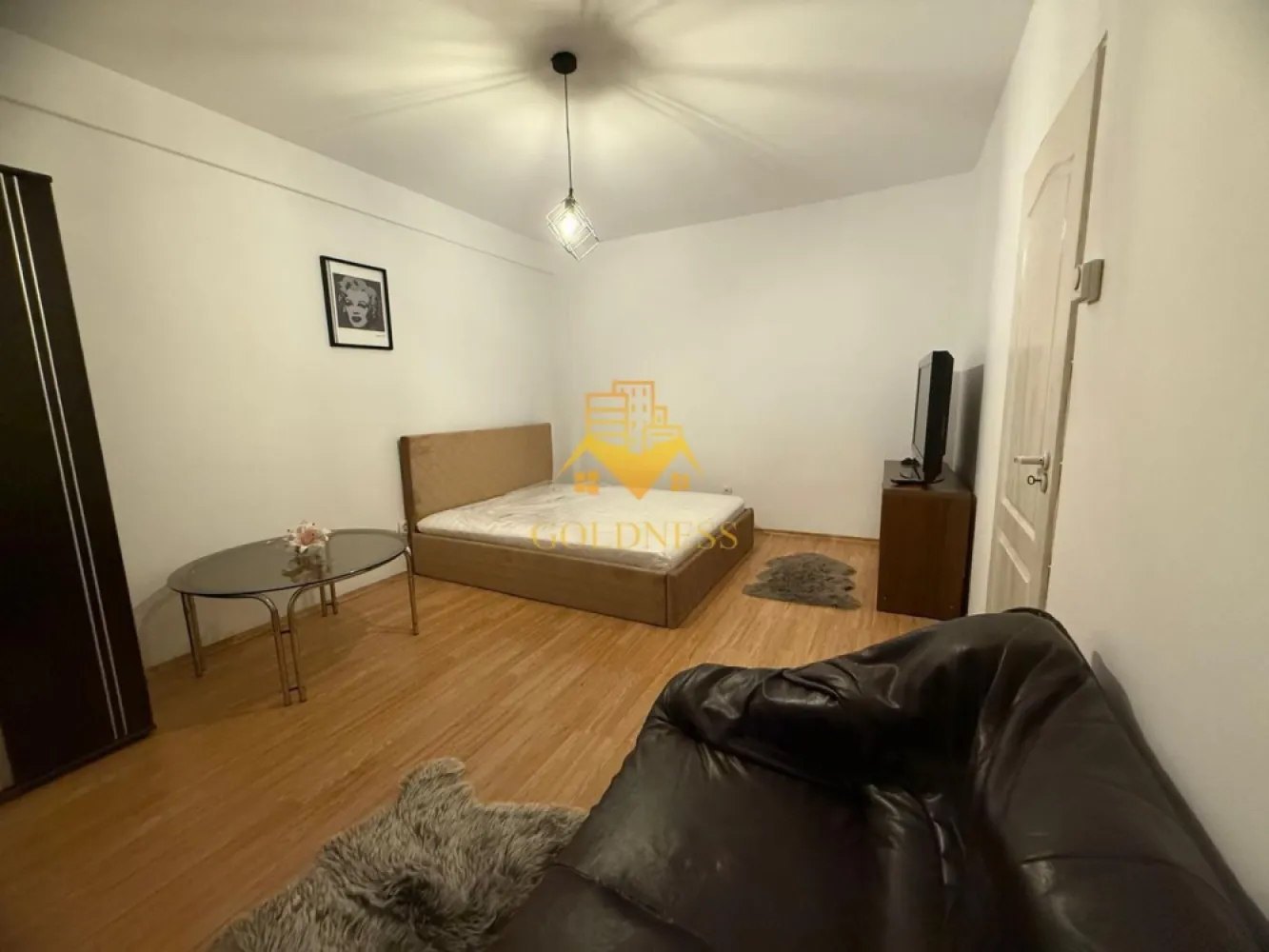 2 camere open space, Parcare, Zona Borhanci, Profi, Istvan Bocksai - GOLDNESS Imobiliare vă propune spre închiriere un apartament cu o camera complet mobilat și utilat, la parter într-un imobil de 4 etaje, în cartierul Borhanci. Dispune de loc de parcare! Apartamentul este compartimentat astfel: - dormitor cu pat matrimonial, dressing, noptiere - living cu bucatarie open space complet utilată și mobilată, canapea extensibilă, loc de servit masa - baie cu cada, calorifer port prosop inox și dulap pentru depozitare. Imobilul este dotat cu toate cele necesare- centrală proprie, mașină de spălat haine, frigider, aragaz, hotă, TV, etc. Se află în apropierea stațiilor de transport în comun, magazine, restaurante, spații verzi, farmacii, etc. Dacă sunteți interesați de acest apartament și doriți să îl vizionați, dar și pentru alte oferte sau detalii nu ezitați să ne contactați telefonic sau prin e-mail - goldnessimobiliare@gmail.com. Vă stăm la dispoziție! }}