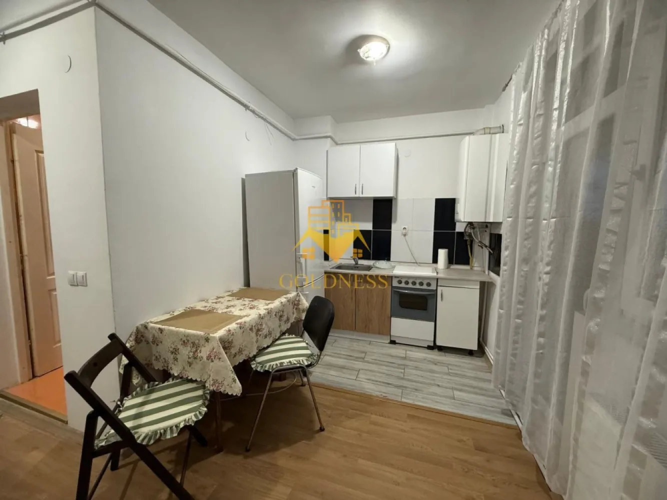 2 camere open space, Parcare, Zona Borhanci, Profi, Istvan Bocksai - GOLDNESS Imobiliare vă propune spre închiriere un apartament cu o camera complet mobilat și utilat, la parter într-un imobil de 4 etaje, în cartierul Borhanci. Dispune de loc de parcare! Apartamentul este compartimentat astfel: - dormitor cu pat matrimonial, dressing, noptiere - living cu bucatarie open space complet utilată și mobilată, canapea extensibilă, loc de servit masa - baie cu cada, calorifer port prosop inox și dulap pentru depozitare. Imobilul este dotat cu toate cele necesare- centrală proprie, mașină de spălat haine, frigider, aragaz, hotă, TV, etc. Se află în apropierea stațiilor de transport în comun, magazine, restaurante, spații verzi, farmacii, etc. Dacă sunteți interesați de acest apartament și doriți să îl vizionați, dar și pentru alte oferte sau detalii nu ezitați să ne contactați telefonic sau prin e-mail - goldnessimobiliare@gmail.com. Vă stăm la dispoziție! }}