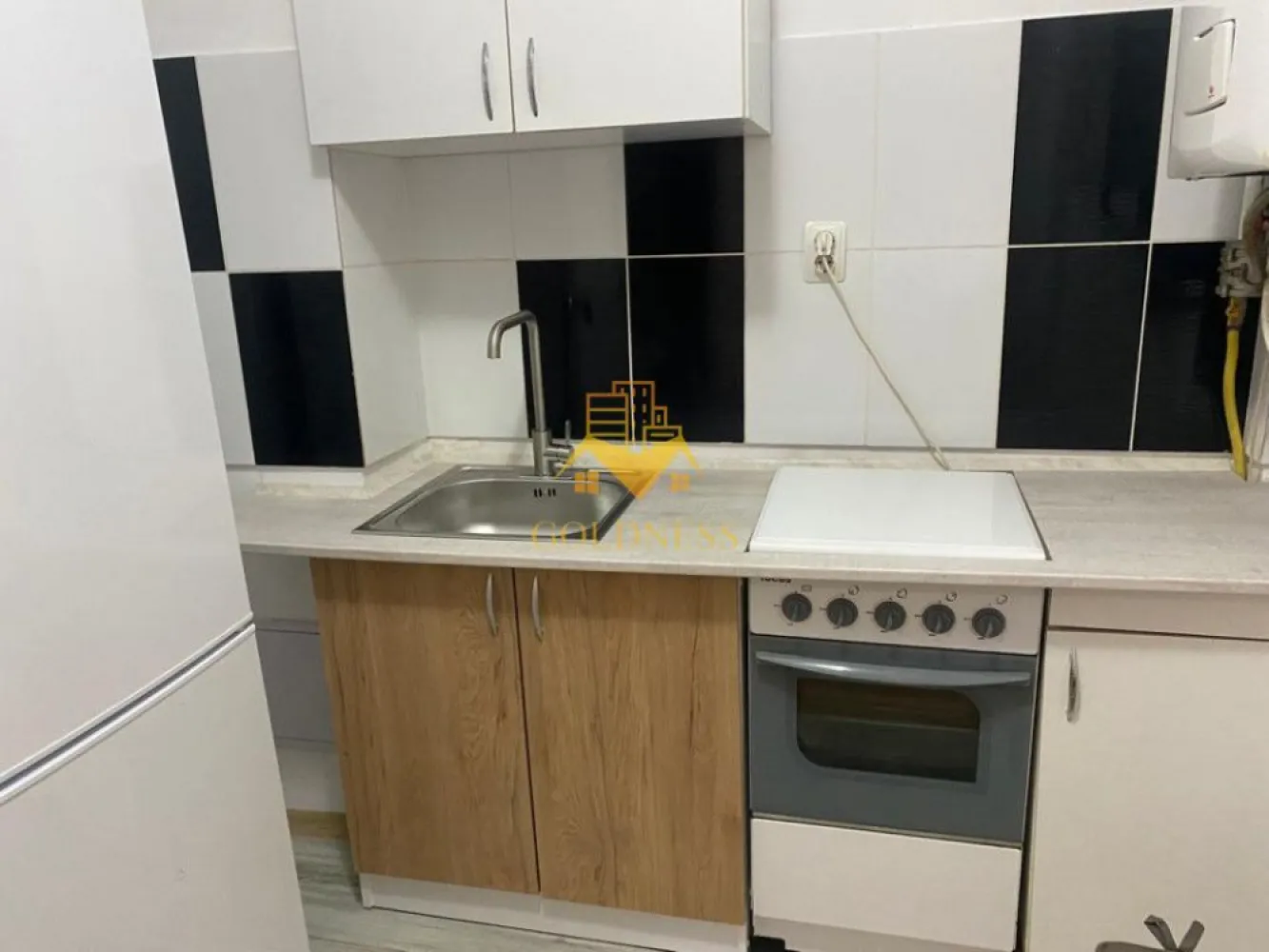 2 camere open space, Parcare, Zona Borhanci, Profi, Istvan Bocksai - GOLDNESS Imobiliare vă propune spre închiriere un apartament cu o camera complet mobilat și utilat, la parter într-un imobil de 4 etaje, în cartierul Borhanci. Dispune de loc de parcare! Apartamentul este compartimentat astfel: - dormitor cu pat matrimonial, dressing, noptiere - living cu bucatarie open space complet utilată și mobilată, canapea extensibilă, loc de servit masa - baie cu cada, calorifer port prosop inox și dulap pentru depozitare. Imobilul este dotat cu toate cele necesare- centrală proprie, mașină de spălat haine, frigider, aragaz, hotă, TV, etc. Se află în apropierea stațiilor de transport în comun, magazine, restaurante, spații verzi, farmacii, etc. Dacă sunteți interesați de acest apartament și doriți să îl vizionați, dar și pentru alte oferte sau detalii nu ezitați să ne contactați telefonic sau prin e-mail - goldnessimobiliare@gmail.com. Vă stăm la dispoziție! }}