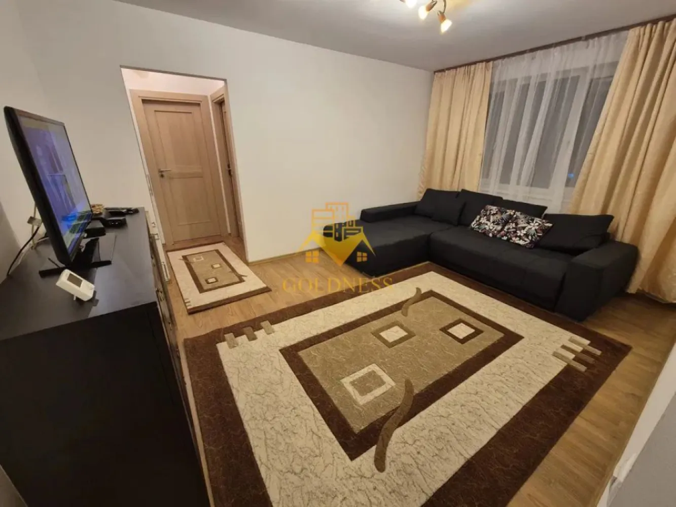2 camere semidecomandate, balcon, Gheorgheni, Zona Fsega, Iulius Mall - GOLDNESS Imobiliare vă propune spre închiriere un apartament cu 2 camere complet mobilat și utilat, la etajul 2 într-un imobil de 4 etaje, în Cartierul Gheorgheni . Posibilitatea de a parca prin zona Se află în apropierea stațiilor de transport în comun, magazine, restaurante, spații verzi, farmacii, etc. Apartamentul este compartimentat astfel: - dormitor cu pat matrimonial, dressing, noptiere - living cu canapea extensibila, TV - bucatarie complet utilată și mobilată, loc de servit masa - baie cu cada, calorifer port prosop și dulap pentru depozitare. - balcon de 8 mp Imobilul este dotat cu toate cele necesare- centrală proprie, frigider, aragaz, hotă, mașină de spălat haine, etc. Dacă sunteți interesați de acest apartament și doriți să îl vizionați, dar și pentru alte oferte nu ezitați să ne contactați telefonic sau prin e-mail. Vă stăm la dispoziție! Pentru intermediere se percepe un comision de 50% din prețul chiriei! }}