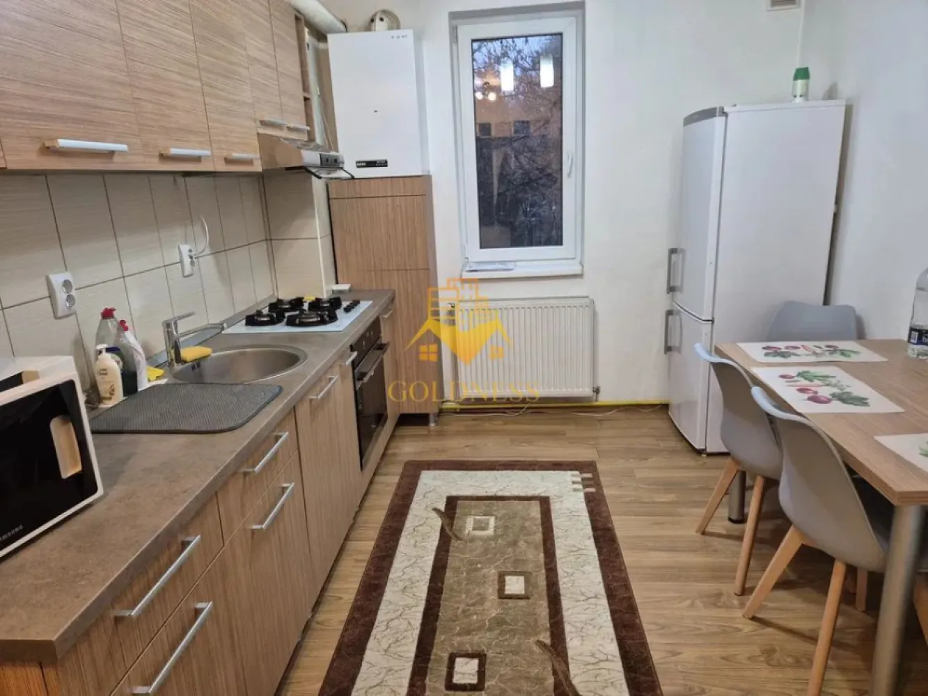 2 camere semidecomandate, balcon, Gheorgheni, Zona Fsega, Iulius Mall - GOLDNESS Imobiliare vă propune spre închiriere un apartament cu 2 camere complet mobilat și utilat, la etajul 2 într-un imobil de 4 etaje, în Cartierul Gheorgheni . Posibilitatea de a parca prin zona Se află în apropierea stațiilor de transport în comun, magazine, restaurante, spații verzi, farmacii, etc. Apartamentul este compartimentat astfel: - dormitor cu pat matrimonial, dressing, noptiere - living cu canapea extensibila, TV - bucatarie complet utilată și mobilată, loc de servit masa - baie cu cada, calorifer port prosop și dulap pentru depozitare. - balcon de 8 mp Imobilul este dotat cu toate cele necesare- centrală proprie, frigider, aragaz, hotă, mașină de spălat haine, etc. Dacă sunteți interesați de acest apartament și doriți să îl vizionați, dar și pentru alte oferte nu ezitați să ne contactați telefonic sau prin e-mail. Vă stăm la dispoziție! Pentru intermediere se percepe un comision de 50% din prețul chiriei! }}