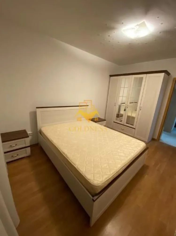 2 camerev decomandate, Marasti, Expo Transilvania, Pet Friendly - GOLDNESS Imobiliare vă propune spre închiriere un apartament cu 2 camere complet mobilat și utilat, la etajul 2 într-un imobil de 4 etaje, în Cartierul Marasti. Se poate parca prin zona. Se află în apropierea stațiilor de transport în comun, magazine, restaurante, spații verzi, farmacii, etc. Apartamentul este compartimentat astfel: - dormitor cu pat matrimonial, dressing, noptiere - living cu canapea extensibila, birou, dulap - bucatarie complet utilată și mobilată, loc de servit masa - baie cu cada, calorifer port prosop și dulap pentru depozitare. - 2 balcoane de 4 mp fiecare. Imobilul este dotat cu toate cele necesare- centrală proprie, frigider, aragaz, hotă, mașină de spălat haine, etc. Dacă sunteți interesați de acest apartament și doriți să îl vizionați, dar și pentru alte oferte nu ezitați să ne contactați telefonic sau prin e-mail. Vă stăm la dispoziție! Pentru intermediere se percepe un comision de 50% din prețul chiriei! }}