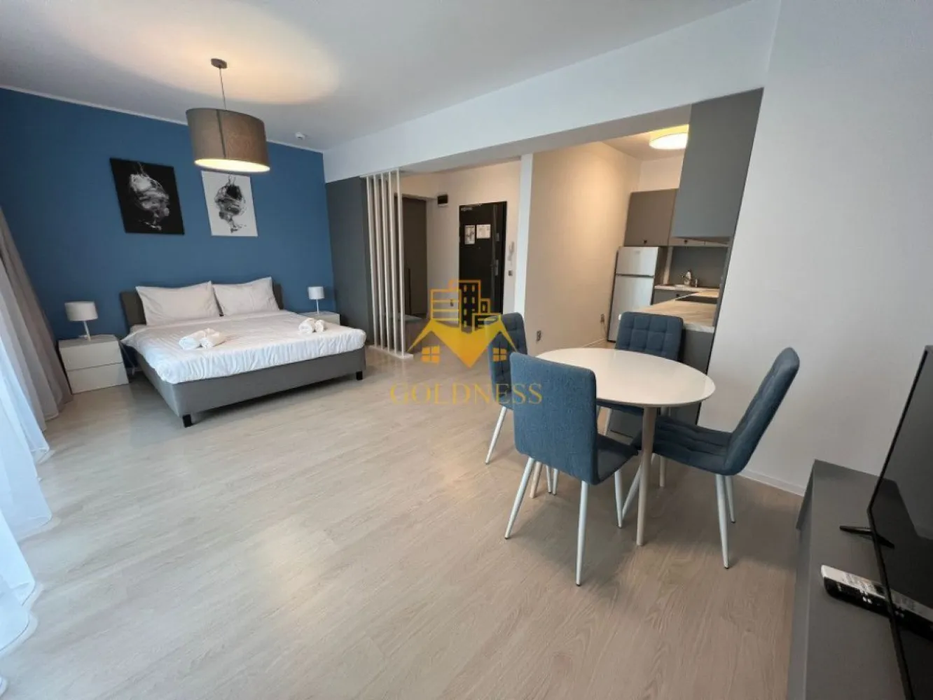 o camera,parcare, bloc nou, terasa,Manastur, West City, Calea Floresti - GOLDNESS Imobiliare vă propune spre închiriere un apartament cu o camera complet mobilat și utilat, la etajul 3 într-un imobil de 24 etaje, în cartierul Manastur. Apartamentul este compartimentat astfel: - living cu bucatarie open-space complet utilată, canapea extensibla, loc de servit masa, pat matrimonial - baie cu cabina de dus calorifer port prosop inox și dulap pentru depozitare. - terasa de 7 mp. Imobilul este dotat cu toate cele necesare- centrală proprie, mașină de spălat haine, frigider, plită electrică, hotă, etc. Se află în apropierea stațiilor de transport în comun, magazine, restaurante, spații verzi, farmacii, etc. Dispune de parcare inclusa in pret! Dacă sunteți interesați de acest apartament și doriți să îl vizionați, dar și pentru alte oferte sau detalii nu ezitați să ne contactați telefonic sau prin e-mail - goldnessimobiliare@gmail.com. Vă stăm la dispoziție! Pentru intermediere se percepe un comision de 50% din prețul chiriei! }}