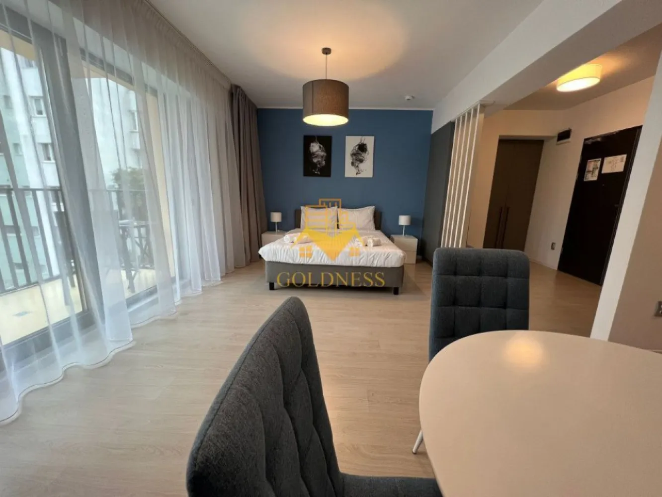 o camera,parcare, bloc nou, terasa,Manastur, West City, Calea Floresti - GOLDNESS Imobiliare vă propune spre închiriere un apartament cu o camera complet mobilat și utilat, la etajul 3 într-un imobil de 24 etaje, în cartierul Manastur. Apartamentul este compartimentat astfel: - living cu bucatarie open-space complet utilată, canapea extensibla, loc de servit masa, pat matrimonial - baie cu cabina de dus calorifer port prosop inox și dulap pentru depozitare. - terasa de 7 mp. Imobilul este dotat cu toate cele necesare- centrală proprie, mașină de spălat haine, frigider, plită electrică, hotă, etc. Se află în apropierea stațiilor de transport în comun, magazine, restaurante, spații verzi, farmacii, etc. Dispune de parcare inclusa in pret! Dacă sunteți interesați de acest apartament și doriți să îl vizionați, dar și pentru alte oferte sau detalii nu ezitați să ne contactați telefonic sau prin e-mail - goldnessimobiliare@gmail.com. Vă stăm la dispoziție! Pentru intermediere se percepe un comision de 50% din prețul chiriei! }}