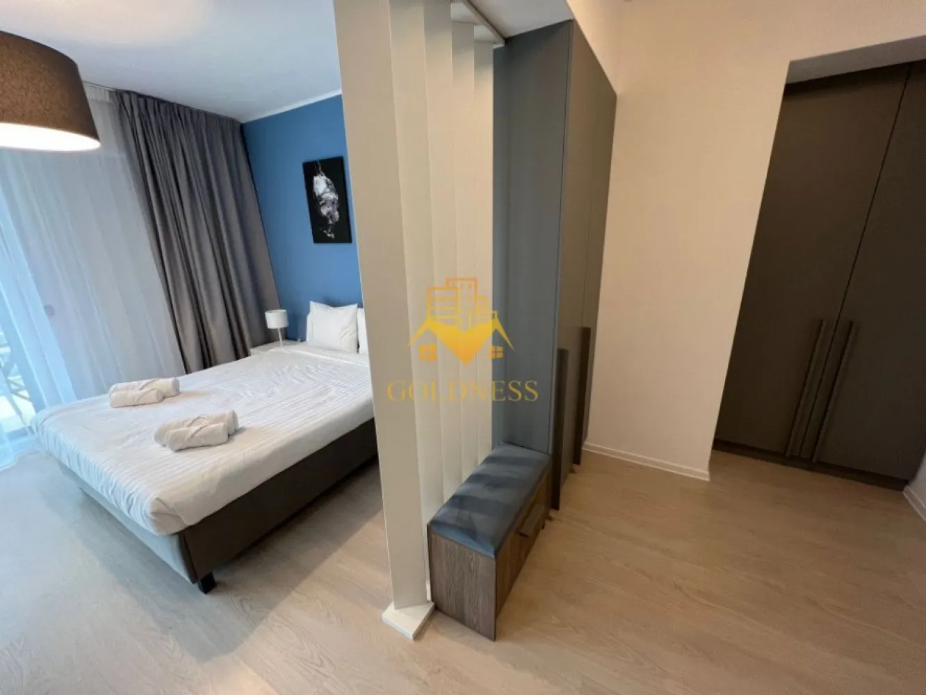 o camera,parcare, bloc nou, terasa,Manastur, West City, Calea Floresti - GOLDNESS Imobiliare vă propune spre închiriere un apartament cu o camera complet mobilat și utilat, la etajul 3 într-un imobil de 24 etaje, în cartierul Manastur. Apartamentul este compartimentat astfel: - living cu bucatarie open-space complet utilată, canapea extensibla, loc de servit masa, pat matrimonial - baie cu cabina de dus calorifer port prosop inox și dulap pentru depozitare. - terasa de 7 mp. Imobilul este dotat cu toate cele necesare- centrală proprie, mașină de spălat haine, frigider, plită electrică, hotă, etc. Se află în apropierea stațiilor de transport în comun, magazine, restaurante, spații verzi, farmacii, etc. Dispune de parcare inclusa in pret! Dacă sunteți interesați de acest apartament și doriți să îl vizionați, dar și pentru alte oferte sau detalii nu ezitați să ne contactați telefonic sau prin e-mail - goldnessimobiliare@gmail.com. Vă stăm la dispoziție! Pentru intermediere se percepe un comision de 50% din prețul chiriei! }}