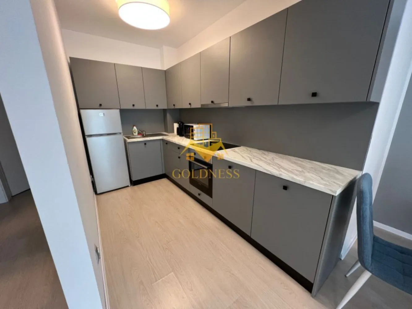 o camera,parcare, bloc nou, terasa,Manastur, West City, Calea Floresti - GOLDNESS Imobiliare vă propune spre închiriere un apartament cu o camera complet mobilat și utilat, la etajul 3 într-un imobil de 24 etaje, în cartierul Manastur. Apartamentul este compartimentat astfel: - living cu bucatarie open-space complet utilată, canapea extensibla, loc de servit masa, pat matrimonial - baie cu cabina de dus calorifer port prosop inox și dulap pentru depozitare. - terasa de 7 mp. Imobilul este dotat cu toate cele necesare- centrală proprie, mașină de spălat haine, frigider, plită electrică, hotă, etc. Se află în apropierea stațiilor de transport în comun, magazine, restaurante, spații verzi, farmacii, etc. Dispune de parcare inclusa in pret! Dacă sunteți interesați de acest apartament și doriți să îl vizionați, dar și pentru alte oferte sau detalii nu ezitați să ne contactați telefonic sau prin e-mail - goldnessimobiliare@gmail.com. Vă stăm la dispoziție! Pentru intermediere se percepe un comision de 50% din prețul chiriei! }}
