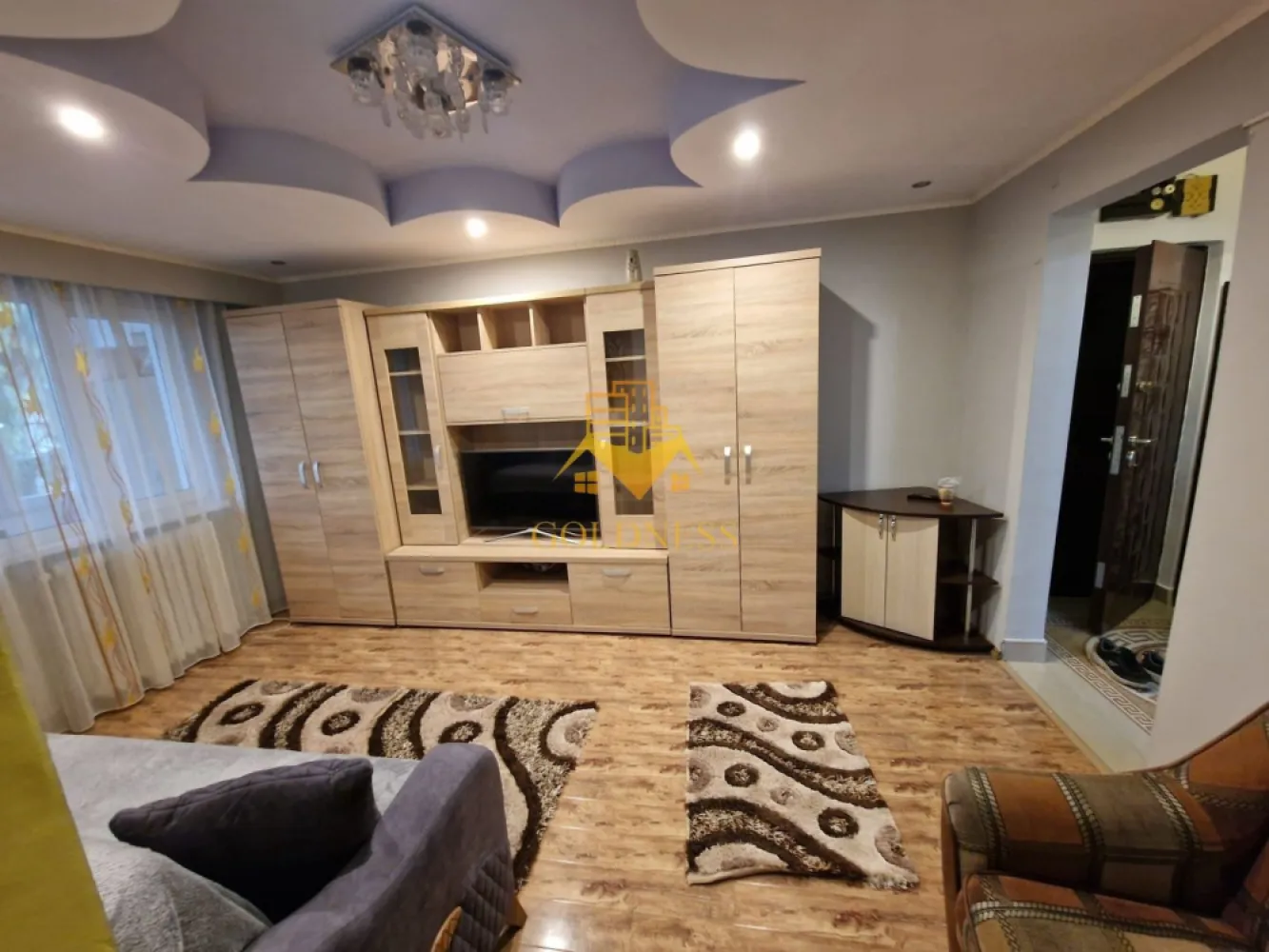 2 camere, balcon, Grigorescu, Zona Fântanele, Profi, Pet Friendly - GOLDNESS Imobiliare vă propune spre închiriere un apartament cu 2 camere complet mobilat și utilat, la etajul 4 într-un imobil de 4 etaje, în Cartierul Grigorescu. Se poate parca prin zona. Se află în apropierea stațiilor de transport în comun, magazine, restaurante, spații verzi, farmacii, etc. Apartamentul este compartimentat astfel: - dormitor cu pat matrimonial, dressing, noptiere - living cu canapea extensibila, dresing, TV - bucatarie complet utilată și mobilată, loc de servit masa - baie cu cabina de dus, calorifer port prosop și dulap pentru depozitare. - balcon de 4 mp. Imobilul este dotat cu toate cele necesare- centrală proprie, frigider, aragaz, hotă, mașină de spălat haine, etc. Dacă sunteți interesați de acest apartament și doriți să îl vizionați, dar și pentru alte oferte nu ezitați să ne contactați telefonic sau prin e-mail. Vă stăm la dispoziție! Pentru intermediere se percepe un comision de 50% din prețul chiriei! }}