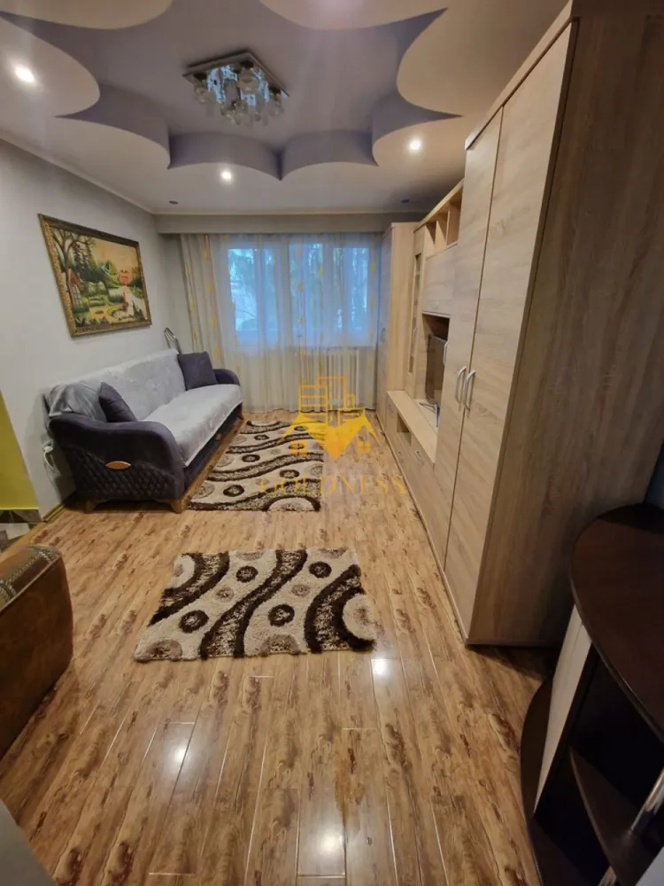 2 camere, balcon, Grigorescu, Zona Fântanele, Profi, Pet Friendly - GOLDNESS Imobiliare vă propune spre închiriere un apartament cu 2 camere complet mobilat și utilat, la etajul 4 într-un imobil de 4 etaje, în Cartierul Grigorescu. Se poate parca prin zona. Se află în apropierea stațiilor de transport în comun, magazine, restaurante, spații verzi, farmacii, etc. Apartamentul este compartimentat astfel: - dormitor cu pat matrimonial, dressing, noptiere - living cu canapea extensibila, dresing, TV - bucatarie complet utilată și mobilată, loc de servit masa - baie cu cabina de dus, calorifer port prosop și dulap pentru depozitare. - balcon de 4 mp. Imobilul este dotat cu toate cele necesare- centrală proprie, frigider, aragaz, hotă, mașină de spălat haine, etc. Dacă sunteți interesați de acest apartament și doriți să îl vizionați, dar și pentru alte oferte nu ezitați să ne contactați telefonic sau prin e-mail. Vă stăm la dispoziție! Pentru intermediere se percepe un comision de 50% din prețul chiriei! }}