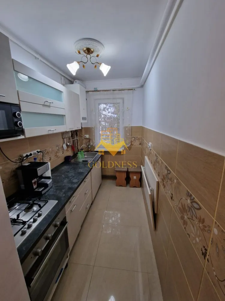 2 camere, balcon, Grigorescu, Zona Fântanele, Profi, Pet Friendly - GOLDNESS Imobiliare vă propune spre închiriere un apartament cu 2 camere complet mobilat și utilat, la etajul 4 într-un imobil de 4 etaje, în Cartierul Grigorescu. Se poate parca prin zona. Se află în apropierea stațiilor de transport în comun, magazine, restaurante, spații verzi, farmacii, etc. Apartamentul este compartimentat astfel: - dormitor cu pat matrimonial, dressing, noptiere - living cu canapea extensibila, dresing, TV - bucatarie complet utilată și mobilată, loc de servit masa - baie cu cabina de dus, calorifer port prosop și dulap pentru depozitare. - balcon de 4 mp. Imobilul este dotat cu toate cele necesare- centrală proprie, frigider, aragaz, hotă, mașină de spălat haine, etc. Dacă sunteți interesați de acest apartament și doriți să îl vizionați, dar și pentru alte oferte nu ezitați să ne contactați telefonic sau prin e-mail. Vă stăm la dispoziție! Pentru intermediere se percepe un comision de 50% din prețul chiriei! }}