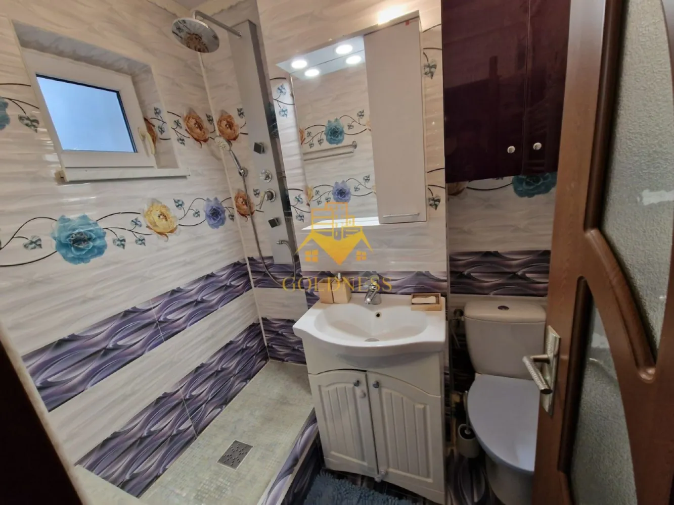 2 camere, balcon, Grigorescu, Zona Fântanele, Profi, Pet Friendly - GOLDNESS Imobiliare vă propune spre închiriere un apartament cu 2 camere complet mobilat și utilat, la etajul 4 într-un imobil de 4 etaje, în Cartierul Grigorescu. Se poate parca prin zona. Se află în apropierea stațiilor de transport în comun, magazine, restaurante, spații verzi, farmacii, etc. Apartamentul este compartimentat astfel: - dormitor cu pat matrimonial, dressing, noptiere - living cu canapea extensibila, dresing, TV - bucatarie complet utilată și mobilată, loc de servit masa - baie cu cabina de dus, calorifer port prosop și dulap pentru depozitare. - balcon de 4 mp. Imobilul este dotat cu toate cele necesare- centrală proprie, frigider, aragaz, hotă, mașină de spălat haine, etc. Dacă sunteți interesați de acest apartament și doriți să îl vizionați, dar și pentru alte oferte nu ezitați să ne contactați telefonic sau prin e-mail. Vă stăm la dispoziție! Pentru intermediere se percepe un comision de 50% din prețul chiriei! }}