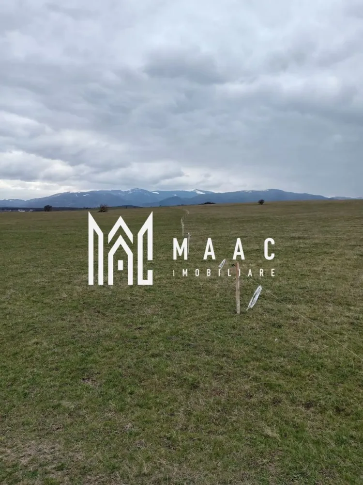 Teren de vanzare I o fereastră către eternitate. - MAAC Imobiliare va ofera spre vanzare in inima Transilvaniei, unde dealurile se întind ca o mână verde către zare, se află un teren care nu este doar un lot, ci o fereastră către eternitate. Este amplasat pe vârful unei coline blânde, chiar la marginea satului Selimbar, de unde coboară cu grație spre intersecția cu celebrul DN1. Aici, utilitățile moderne sunt la un pas, iar dezvoltarea înflorește în jur, dar priveliștea rămâne o poveste veche scrisă de munți. Terenul, perfect plan și generos, se întinde pe o lățime de 20 de metri la drum, ca o poartă larg deschisă, și se pierde în adâncime pe 200 de metri, oferind spațiu pentru vise la scară mare. Accesul la DN1 este instantaneu, legând liniștea locului de pulsația țării. Dar adevărata comoară stă sus. De pe acest vârf, ochiul cuprinde o panoramă care taie răsuflarea. În depărtare, mândri și nepăsători, Munții Făgărașului își înșiră crestele ascuțite împotriva cerului. „Negoiu” și „Moldoveanu” par atât de aproape, încât ai impresia că poți să întinzi mâna și să atingi zăpada veșnică de pe vârfurile lor. În zori, soarele îmbrățișează primeroasele în nuanțe de aur și roz, iar în amurg, silueta masivă a munților se decupează în negru profund pe fundalul unei sfârșituri de zi în flăcări. Acest teren nu este doar un loc pentru a construi o casă; este un piedestal pentru a construi o viață. Este un loc unde te poți trezi cu răsăritul în fereastră și unde liniștea de la poalele munților îți șoptește povești de vitejie și frumusețe pură. Este o promisiune: de a te bucura de confortul civilizației, cu rețeaua rutieră la picior, având în același timp, mereu sub ochi, măreția nestemată a Făgărașilor. Aici, pe vârful colinei din Selimbar, viitorul tău are cea mai frumoasă priveliște din lume. Pentru mai multe detalii precizati telefonic ca ati vazut anuntul cu ID CP2979279 }}