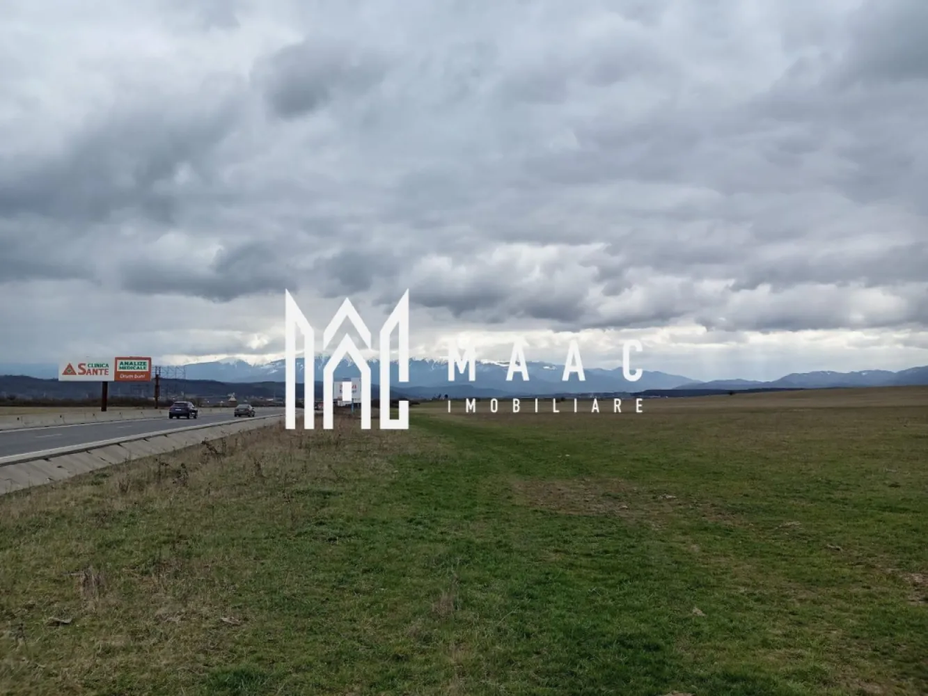 Teren de vanzare I o fereastră către eternitate. - MAAC Imobiliare va ofera spre vanzare in inima Transilvaniei, unde dealurile se întind ca o mână verde către zare, se află un teren care nu este doar un lot, ci o fereastră către eternitate. Este amplasat pe vârful unei coline blânde, chiar la marginea satului Selimbar, de unde coboară cu grație spre intersecția cu celebrul DN1. Aici, utilitățile moderne sunt la un pas, iar dezvoltarea înflorește în jur, dar priveliștea rămâne o poveste veche scrisă de munți. Terenul, perfect plan și generos, se întinde pe o lățime de 20 de metri la drum, ca o poartă larg deschisă, și se pierde în adâncime pe 200 de metri, oferind spațiu pentru vise la scară mare. Accesul la DN1 este instantaneu, legând liniștea locului de pulsația țării. Dar adevărata comoară stă sus. De pe acest vârf, ochiul cuprinde o panoramă care taie răsuflarea. În depărtare, mândri și nepăsători, Munții Făgărașului își înșiră crestele ascuțite împotriva cerului. „Negoiu” și „Moldoveanu” par atât de aproape, încât ai impresia că poți să întinzi mâna și să atingi zăpada veșnică de pe vârfurile lor. În zori, soarele îmbrățișează primeroasele în nuanțe de aur și roz, iar în amurg, silueta masivă a munților se decupează în negru profund pe fundalul unei sfârșituri de zi în flăcări. Acest teren nu este doar un loc pentru a construi o casă; este un piedestal pentru a construi o viață. Este un loc unde te poți trezi cu răsăritul în fereastră și unde liniștea de la poalele munților îți șoptește povești de vitejie și frumusețe pură. Este o promisiune: de a te bucura de confortul civilizației, cu rețeaua rutieră la picior, având în același timp, mereu sub ochi, măreția nestemată a Făgărașilor. Aici, pe vârful colinei din Selimbar, viitorul tău are cea mai frumoasă priveliște din lume. Pentru mai multe detalii precizati telefonic ca ati vazut anuntul cu ID CP2979279 }}