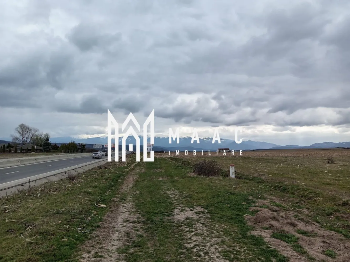 Teren de vanzare I o fereastră către eternitate. - MAAC Imobiliare va ofera spre vanzare in inima Transilvaniei, unde dealurile se întind ca o mână verde către zare, se află un teren care nu este doar un lot, ci o fereastră către eternitate. Este amplasat pe vârful unei coline blânde, chiar la marginea satului Selimbar, de unde coboară cu grație spre intersecția cu celebrul DN1. Aici, utilitățile moderne sunt la un pas, iar dezvoltarea înflorește în jur, dar priveliștea rămâne o poveste veche scrisă de munți. Terenul, perfect plan și generos, se întinde pe o lățime de 20 de metri la drum, ca o poartă larg deschisă, și se pierde în adâncime pe 200 de metri, oferind spațiu pentru vise la scară mare. Accesul la DN1 este instantaneu, legând liniștea locului de pulsația țării. Dar adevărata comoară stă sus. De pe acest vârf, ochiul cuprinde o panoramă care taie răsuflarea. În depărtare, mândri și nepăsători, Munții Făgărașului își înșiră crestele ascuțite împotriva cerului. „Negoiu” și „Moldoveanu” par atât de aproape, încât ai impresia că poți să întinzi mâna și să atingi zăpada veșnică de pe vârfurile lor. În zori, soarele îmbrățișează primeroasele în nuanțe de aur și roz, iar în amurg, silueta masivă a munților se decupează în negru profund pe fundalul unei sfârșituri de zi în flăcări. Acest teren nu este doar un loc pentru a construi o casă; este un piedestal pentru a construi o viață. Este un loc unde te poți trezi cu răsăritul în fereastră și unde liniștea de la poalele munților îți șoptește povești de vitejie și frumusețe pură. Este o promisiune: de a te bucura de confortul civilizației, cu rețeaua rutieră la picior, având în același timp, mereu sub ochi, măreția nestemată a Făgărașilor. Aici, pe vârful colinei din Selimbar, viitorul tău are cea mai frumoasă priveliște din lume. Pentru mai multe detalii precizati telefonic ca ati vazut anuntul cu ID CP2979279 }}