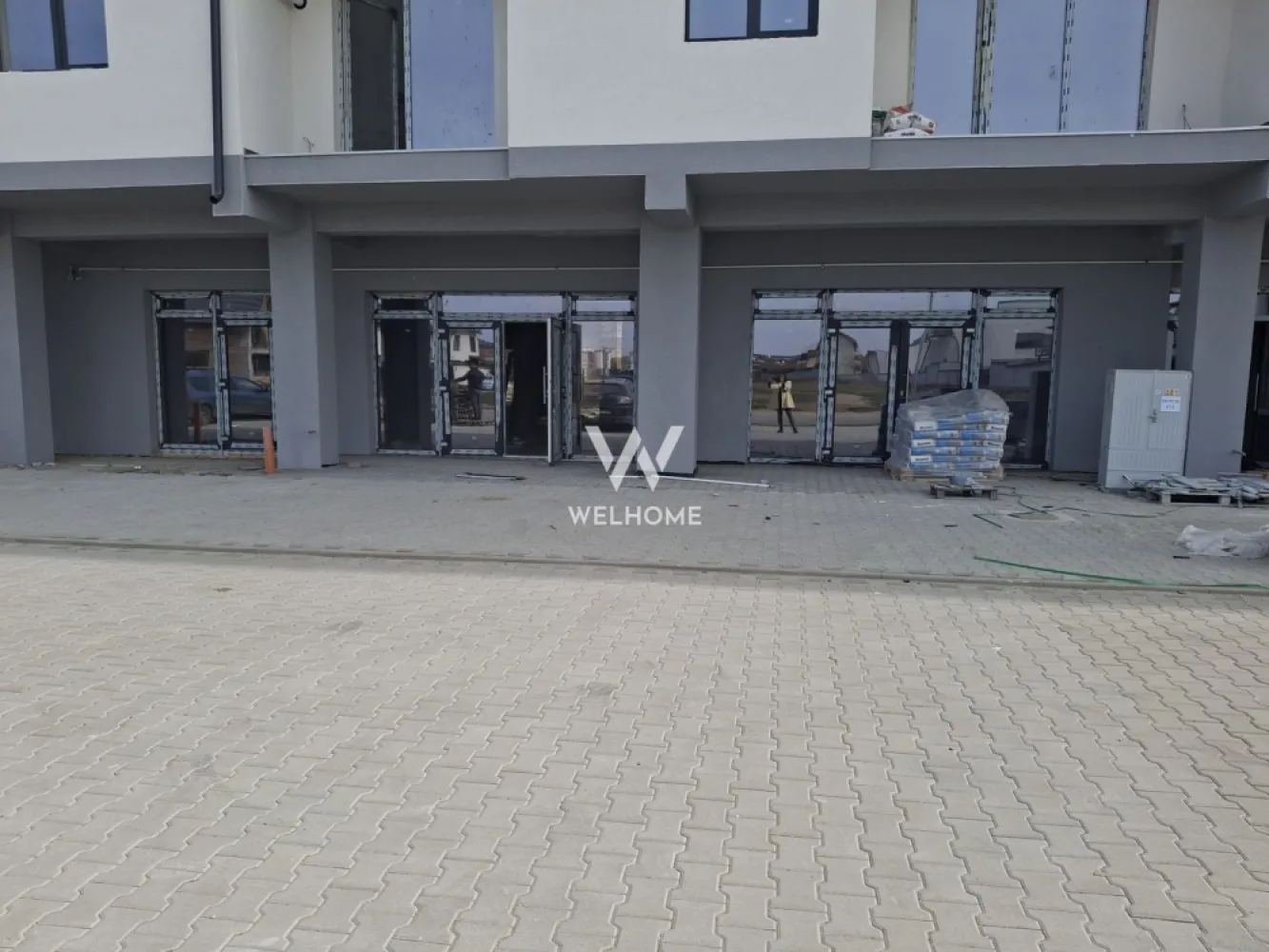 Spatiu comercial de inchiriat, 30mp, Selimbar, Sibiu - Oferim spre închiriere un spațiu comercial modern, cu o suprafață de 30 mp, situat în Șelimbăr, într-un cartier nou, aflat în plină dezvoltare. Proprietatea beneficiază de o poziționare strategică, cu expunere directă la strada principală, caracterizată prin trafic intens, atât pietonal, cât și auto – un avantaj major pentru orice tip de afacere. Spațiul dispune de o vitrină stradală generoasă de 4 metri, ideală pentru vizibilitate maximă și promovare eficientă. Interiorul este bine compartimentat, include grup sanitar și baie, iar confortul este asigurat de încălzirea în pardoseală, oferind un ambient plăcut pe tot parcursul anului. Un alt beneficiu important îl reprezintă locurile de parcare disponibile, facilitând accesul clienților și al personalului. Zona este intens locuită, cu o creștere constantă a numărului de rezidenți, ceea ce creează un flux stabil de potențiali clienți. Dezvoltarea accelerată a cartierului și a împrejurimilor transformă această locație într-un punct de interes pentru activități comerciale diverse: retail, servicii, showroom, cabinet sau birouri. Acest spațiu reprezintă o oportunitate excelentă pentru antreprenorii care doresc să își dezvolte afacerea într-o zonă dinamică, cu potențial ridicat de creștere și vizibilitate sporită. Pret: 15euro/mp Detalii si vizionare: 0740066818, Cristina }}