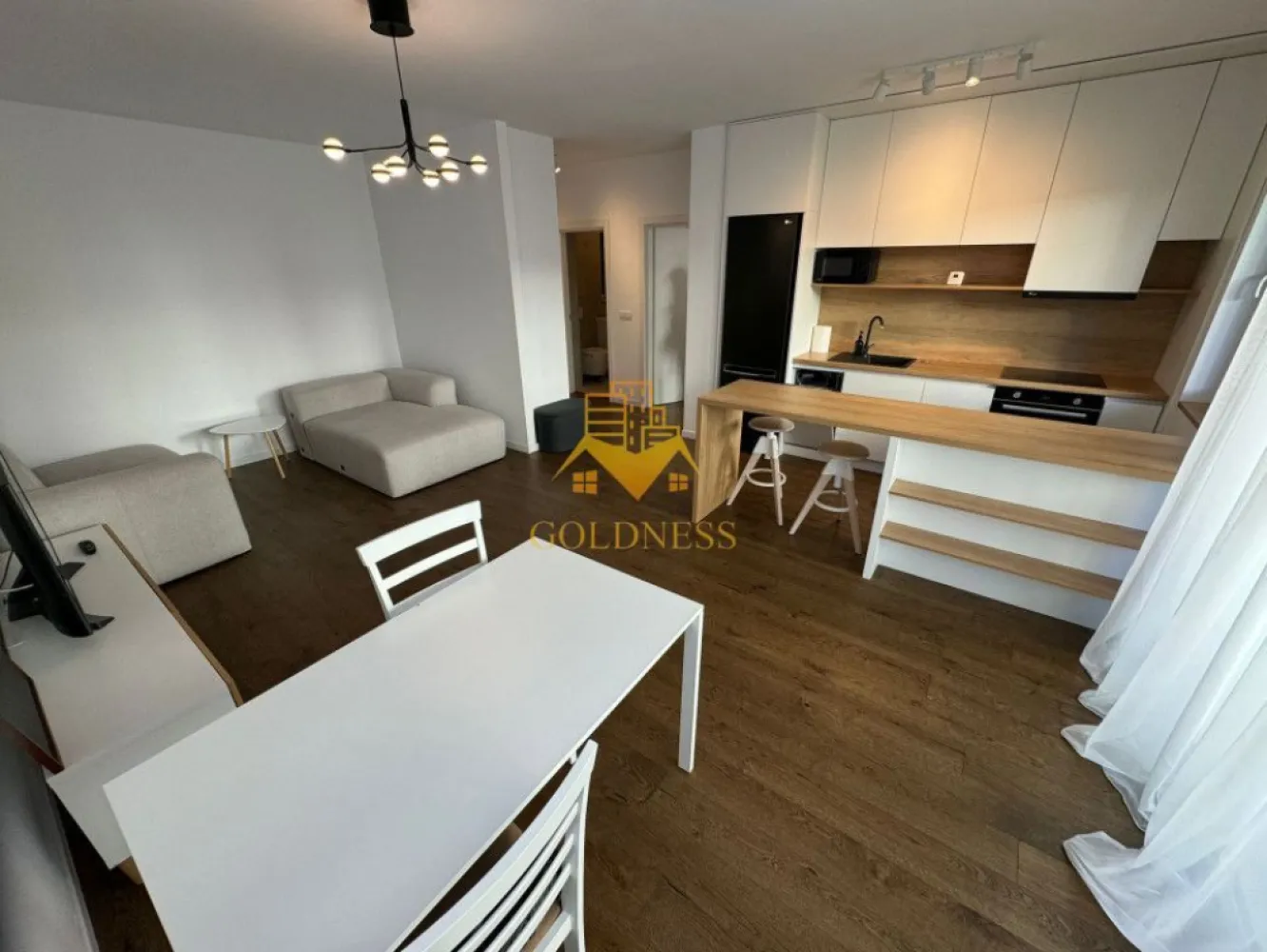 2 camere, modern, garaj, Central, Record Park Zona The Office, 21 DEC - GOLDNESS Imobiliare vă propune spre închiriere un apartament cu 2 camere open-space complet mobilat și utilat, la parter într-un imobil de 5 etaje, în Zona Centrala, Record Park. Se poate inchiria parcare subterana cu 50e ! Se află în apropierea stațiilor de transport în comun, magazine, restaurante, spații verzi, farmacii, scoli, etc. Apartamentul este compartimentat astfel: - dormitor cu pat matrimonial, dressing, noptiere - living cu bucatarie open-space complet utilată, canapea, loc de servit masa - baie cu dus walk-in, calorifer port prosop și dulap pentru depozitare, masina de spalat. - curte de 31 mp. Imobilul este dotat cu toate cele necesare- centrală pe bloc cu contorizare separata(prin termostat), mașină de spălat haine, masina de spalat vase, frigider, plită electrică, hotă, microunde, etc. Dacă sunteți interesați de acest apartament și doriți să îl vizionați, dar și pentru alte oferte nu ezitați să ne contactați telefonic sau prin e-mail. Vă stăm la dispoziție! Pentru intermediere se percepe un comision de 50% din prețul chiriei! }}