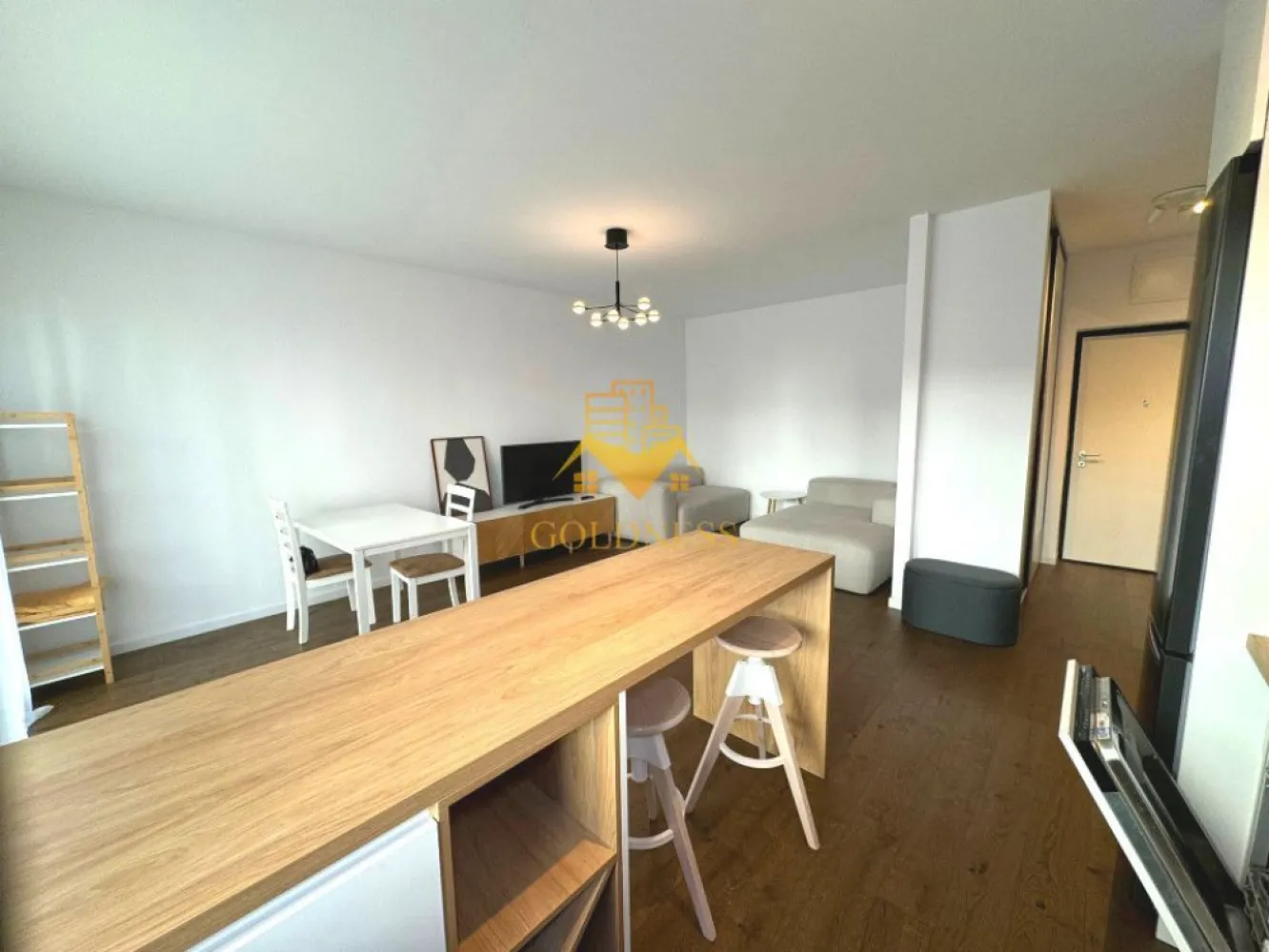 2 camere, modern, garaj, Central, Record Park Zona The Office, 21 DEC - GOLDNESS Imobiliare vă propune spre închiriere un apartament cu 2 camere open-space complet mobilat și utilat, la parter într-un imobil de 5 etaje, în Zona Centrala, Record Park. Se poate inchiria parcare subterana cu 50e ! Se află în apropierea stațiilor de transport în comun, magazine, restaurante, spații verzi, farmacii, scoli, etc. Apartamentul este compartimentat astfel: - dormitor cu pat matrimonial, dressing, noptiere - living cu bucatarie open-space complet utilată, canapea, loc de servit masa - baie cu dus walk-in, calorifer port prosop și dulap pentru depozitare, masina de spalat. - curte de 31 mp. Imobilul este dotat cu toate cele necesare- centrală pe bloc cu contorizare separata(prin termostat), mașină de spălat haine, masina de spalat vase, frigider, plită electrică, hotă, microunde, etc. Dacă sunteți interesați de acest apartament și doriți să îl vizionați, dar și pentru alte oferte nu ezitați să ne contactați telefonic sau prin e-mail. Vă stăm la dispoziție! Pentru intermediere se percepe un comision de 50% din prețul chiriei! }}