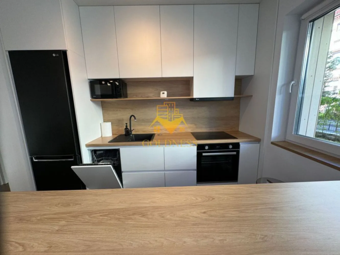 2 camere, modern, garaj, Central, Record Park Zona The Office, 21 DEC - GOLDNESS Imobiliare vă propune spre închiriere un apartament cu 2 camere open-space complet mobilat și utilat, la parter într-un imobil de 5 etaje, în Zona Centrala, Record Park. Se poate inchiria parcare subterana cu 50e ! Se află în apropierea stațiilor de transport în comun, magazine, restaurante, spații verzi, farmacii, scoli, etc. Apartamentul este compartimentat astfel: - dormitor cu pat matrimonial, dressing, noptiere - living cu bucatarie open-space complet utilată, canapea, loc de servit masa - baie cu dus walk-in, calorifer port prosop și dulap pentru depozitare, masina de spalat. - curte de 31 mp. Imobilul este dotat cu toate cele necesare- centrală pe bloc cu contorizare separata(prin termostat), mașină de spălat haine, masina de spalat vase, frigider, plită electrică, hotă, microunde, etc. Dacă sunteți interesați de acest apartament și doriți să îl vizionați, dar și pentru alte oferte nu ezitați să ne contactați telefonic sau prin e-mail. Vă stăm la dispoziție! Pentru intermediere se percepe un comision de 50% din prețul chiriei! }}