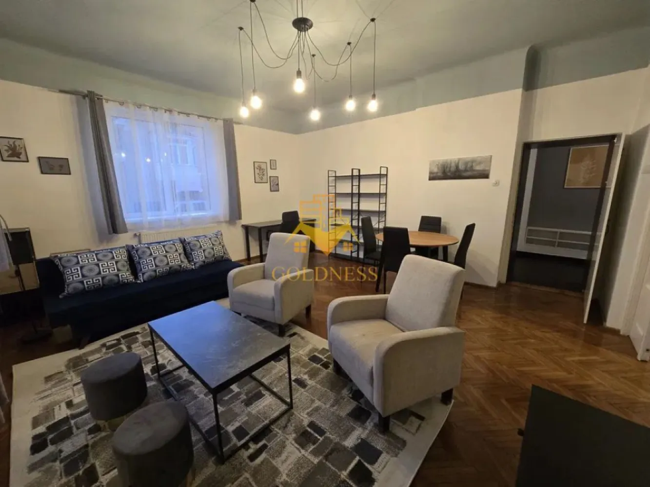 2 camere decomandate, Horea, Semicentral, AC, Gara - GOLDNESS Imobiliare vă propune spre închiriere un apartament cu 2 camere complet mobilat și utilat, la parterul unei case, în zona Garii. Apartamentul este compartimentat astfel: - dormitor cu pat matrimonial, dressing, noptiere - living cu canapea extensibla, loc de servit masa, comoda, TV - bucatarie complet mobilata si utilata. - baie cu cabina de dus, calorifer port prosop inox și dulap pentru depozitare. Imobilul este dotat cu toate cele necesare- centrală proprie, mașină de spălat haine, frigider, plită electrică, hotă, TV, etc. Se află în apropierea stațiilor de transport în comun, magazine, restaurante, spații verzi, farmacii, etc. Posibilitatea de parcare in zona! Dacă sunteți interesați de acest apartament și doriți să îl vizionați, dar și pentru alte oferte sau detalii nu ezitați să ne contactați telefonic sau prin e-mail - goldnessimobiliare@gmail.com. Vă stăm la dispoziție! Pentru intermediere se percepe un comision de 50% din prețul chiriei! }}