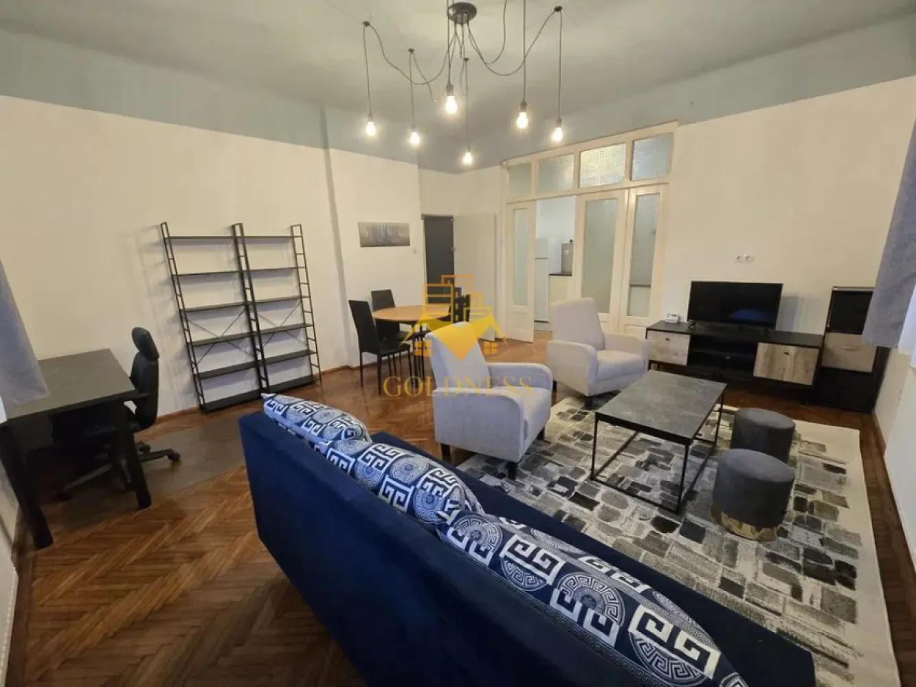 2 camere decomandate, Horea, Semicentral, AC, Gara - GOLDNESS Imobiliare vă propune spre închiriere un apartament cu 2 camere complet mobilat și utilat, la parterul unei case, în zona Garii. Apartamentul este compartimentat astfel: - dormitor cu pat matrimonial, dressing, noptiere - living cu canapea extensibla, loc de servit masa, comoda, TV - bucatarie complet mobilata si utilata. - baie cu cabina de dus, calorifer port prosop inox și dulap pentru depozitare. Imobilul este dotat cu toate cele necesare- centrală proprie, mașină de spălat haine, frigider, plită electrică, hotă, TV, etc. Se află în apropierea stațiilor de transport în comun, magazine, restaurante, spații verzi, farmacii, etc. Posibilitatea de parcare in zona! Dacă sunteți interesați de acest apartament și doriți să îl vizionați, dar și pentru alte oferte sau detalii nu ezitați să ne contactați telefonic sau prin e-mail - goldnessimobiliare@gmail.com. Vă stăm la dispoziție! Pentru intermediere se percepe un comision de 50% din prețul chiriei! }}