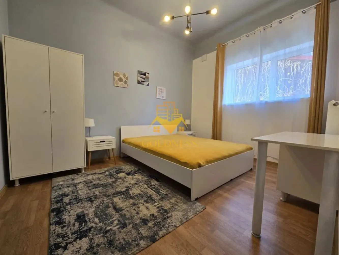 2 camere decomandate, Horea, Semicentral, AC, Gara - GOLDNESS Imobiliare vă propune spre închiriere un apartament cu 2 camere complet mobilat și utilat, la parterul unei case, în zona Garii. Apartamentul este compartimentat astfel: - dormitor cu pat matrimonial, dressing, noptiere - living cu canapea extensibla, loc de servit masa, comoda, TV - bucatarie complet mobilata si utilata. - baie cu cabina de dus, calorifer port prosop inox și dulap pentru depozitare. Imobilul este dotat cu toate cele necesare- centrală proprie, mașină de spălat haine, frigider, plită electrică, hotă, TV, etc. Se află în apropierea stațiilor de transport în comun, magazine, restaurante, spații verzi, farmacii, etc. Posibilitatea de parcare in zona! Dacă sunteți interesați de acest apartament și doriți să îl vizionați, dar și pentru alte oferte sau detalii nu ezitați să ne contactați telefonic sau prin e-mail - goldnessimobiliare@gmail.com. Vă stăm la dispoziție! Pentru intermediere se percepe un comision de 50% din prețul chiriei! }}