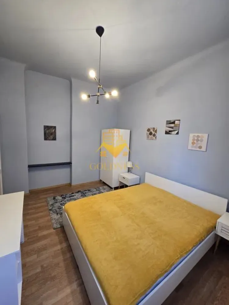 2 camere decomandate, Horea, Semicentral, AC, Gara - GOLDNESS Imobiliare vă propune spre închiriere un apartament cu 2 camere complet mobilat și utilat, la parterul unei case, în zona Garii. Apartamentul este compartimentat astfel: - dormitor cu pat matrimonial, dressing, noptiere - living cu canapea extensibla, loc de servit masa, comoda, TV - bucatarie complet mobilata si utilata. - baie cu cabina de dus, calorifer port prosop inox și dulap pentru depozitare. Imobilul este dotat cu toate cele necesare- centrală proprie, mașină de spălat haine, frigider, plită electrică, hotă, TV, etc. Se află în apropierea stațiilor de transport în comun, magazine, restaurante, spații verzi, farmacii, etc. Posibilitatea de parcare in zona! Dacă sunteți interesați de acest apartament și doriți să îl vizionați, dar și pentru alte oferte sau detalii nu ezitați să ne contactați telefonic sau prin e-mail - goldnessimobiliare@gmail.com. Vă stăm la dispoziție! Pentru intermediere se percepe un comision de 50% din prețul chiriei! }}