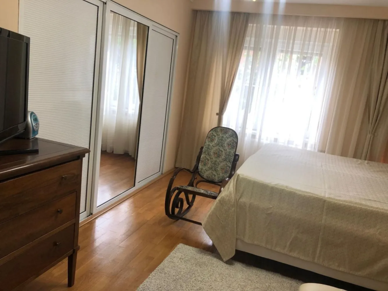 BRASADAS vinde casa cu 7 camere si teren 1100mp in zona Burdea.