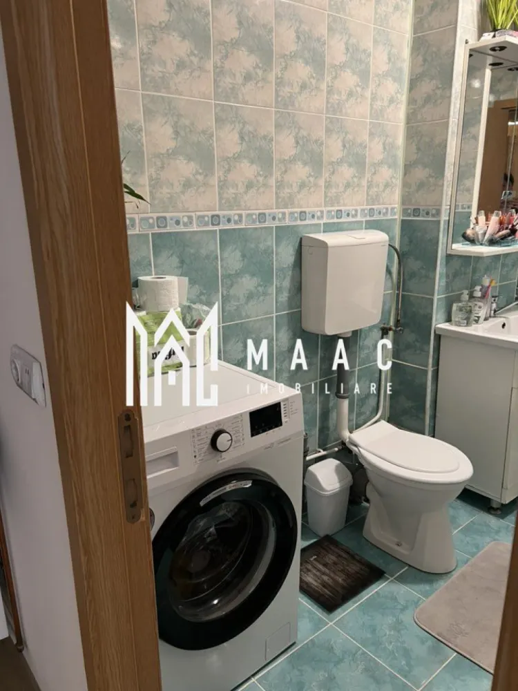 Apartament 2 camere | Decomandat | Parter Înalt | Balcon | Vasile Aaron - Maac Imobiliare prezintă spre vânzare un apartament decomandat, situat la parterul înalt al unui bloc cu 10 etaje, într-o zonă liniștită și bine întreținută. Caracteristici ale apartamentului: Compartimentare ideală: Hol generos Living cu acces la balcon Bucătărie separată, cu camară Dormitor spațios Baie La capătul holului se află o debara transformată în dressing, oferind spațiu suplimentar de depozitare Confort și funcționalitate: Apartament complet decomandat Pivniță la subsol Blocul este izolat exterior cu polistiren de 10 cm, asigurând eficiență termică foarte bună Avantaje: Parter înalt – acces ușor, dar ferit de nivelul străzii Compartimentare practică, potrivită pentru locuință personală sau investiție Zonă cu acces facil la magazine, transport și puncte de interes Dacă dorești, pot adapta descrierea pentru platformele de promovare sau pentru social media. Pentru mai multe informații sau programarea unei vizionări, vă stăm la dispoziție: ID: CP2827061 }}