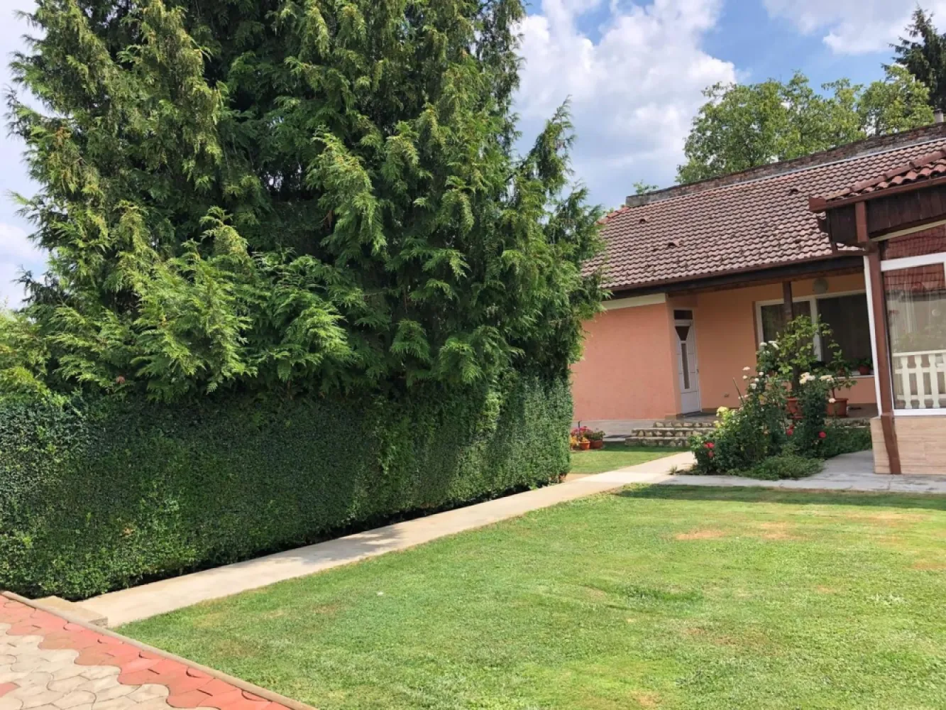 BRASADAS vinde casa cu 7 camere si teren 1100mp in zona Burdea.