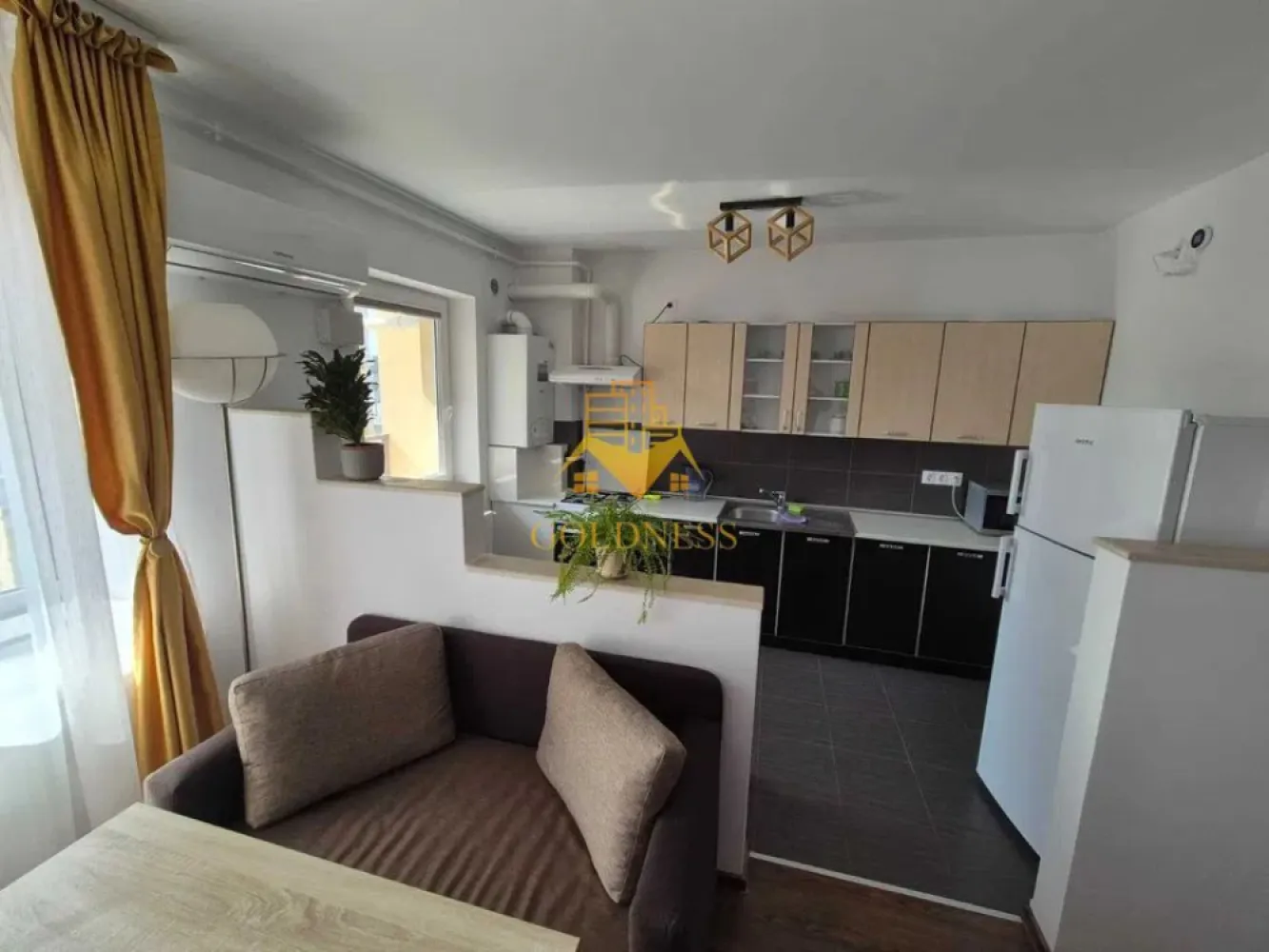 2 Camere Openspace, Marasti, The Office, Semicentral,AC, NTT Data, - GOLDNESS Imobiliare vă propune spre închiriere un apartament cu 2 camere complet mobilat și utilat, la etajul 4 într-un imobil de 5 etaje, în Cartierul Marasti . Posibilitate de parcare in zona la liber! Se află în apropierea stațiilor de transport în comun, magazine, restaurante, spații verzi, farmacii, etc. Apartamentul este compartimentat astfel: - dormitor cu pat matrimonial, dressing, noptiere - living cu bucatarie open space complet utilată și mobilată, canapea extensibilă, loc de servit masa, AC, iesire pe balcon - baie cu cabina de dus, calorifer port prosop și dulap pentru depozitare. - balcon 6 mp. Imobilul este dotat cu toate cele necesare- centrală proprie, frigider, aragaz, hotă, mașină de spălat haine, etc. Dacă sunteți interesați de acest apartament și doriți să îl vizionați, dar și pentru alte oferte nu ezitați să ne contactați telefonic sau prin e-mail. Vă stăm la dispoziție! Pentru intermediere se percepe un comision de 50% din prețul chiriei! }}