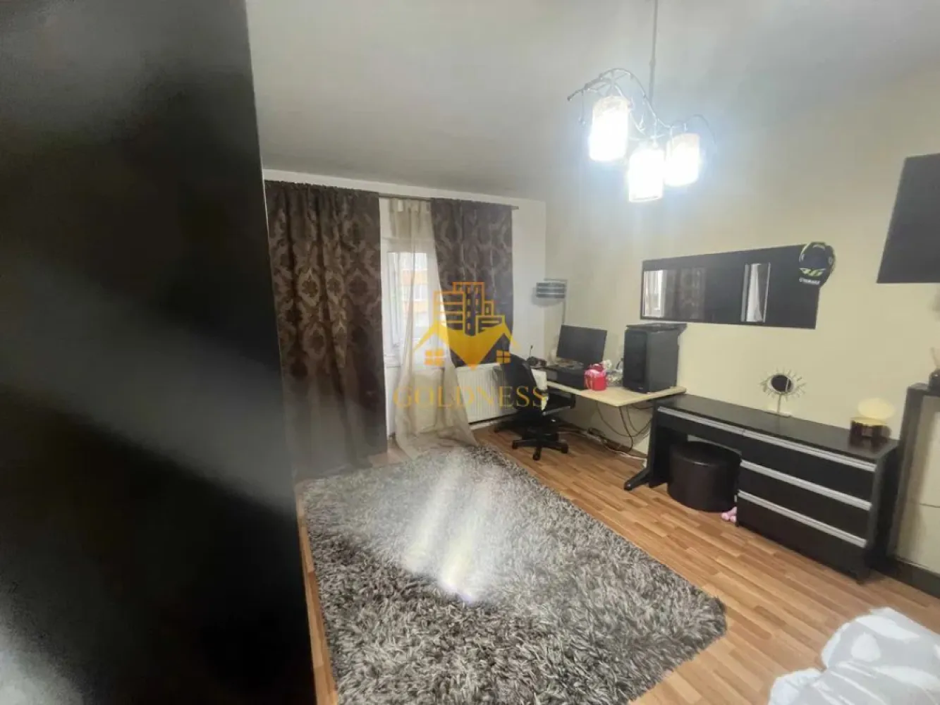 3 camere, Zorilor, Gheorghe Dima, UMF, Golden Tulip, Pet Friendly - GOLDNESS Imobiliare vă propune spre închiriere un apartament cu camere complet mobilat și utilat, la etajul într-un imobil de etaje, în Cartierul . Se află în apropierea stațiilor de transport în comun, magazine, restaurante, spații verzi, farmacii, etc. Apartamentul este compartimentat astfel: - 3 dormitoare, pat matrimonial, dresing, birou - bucatarie complet utilată și mobilată, loc de servit masa - baie cu cada, calorifer port prosop și dulap pentru depozitare. - balcon de 4 mp. Imobilul este dotat cu toate cele necesare- centrală proprie, frigider, aragaz, hotă, mașină de spălat haine, etc. Dacă sunteți interesați de acest apartament și doriți să îl vizionați, dar și pentru alte oferte nu ezitați să ne contactați telefonic sau prin e-mail. Vă stăm la dispoziție! Pentru intermediere se percepe un comision de 50% din prețul chiriei! }}