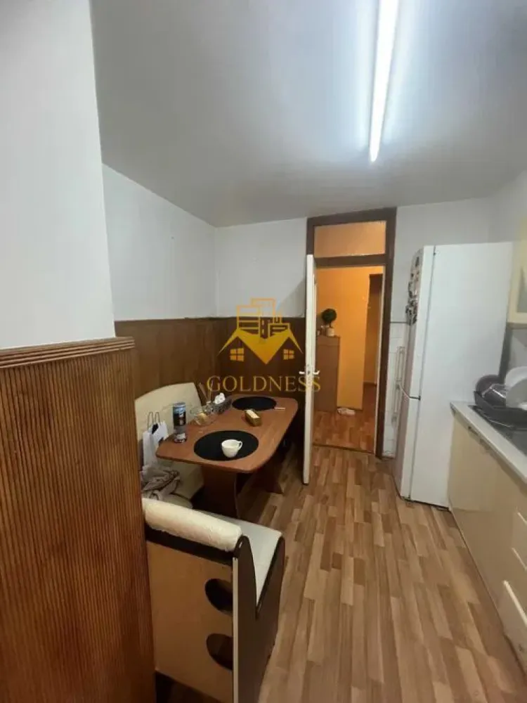3 camere, Zorilor, Gheorghe Dima, UMF, Golden Tulip, Pet Friendly - GOLDNESS Imobiliare vă propune spre închiriere un apartament cu camere complet mobilat și utilat, la etajul într-un imobil de etaje, în Cartierul . Se află în apropierea stațiilor de transport în comun, magazine, restaurante, spații verzi, farmacii, etc. Apartamentul este compartimentat astfel: - 3 dormitoare, pat matrimonial, dresing, birou - bucatarie complet utilată și mobilată, loc de servit masa - baie cu cada, calorifer port prosop și dulap pentru depozitare. - balcon de 4 mp. Imobilul este dotat cu toate cele necesare- centrală proprie, frigider, aragaz, hotă, mașină de spălat haine, etc. Dacă sunteți interesați de acest apartament și doriți să îl vizionați, dar și pentru alte oferte nu ezitați să ne contactați telefonic sau prin e-mail. Vă stăm la dispoziție! Pentru intermediere se percepe un comision de 50% din prețul chiriei! }}