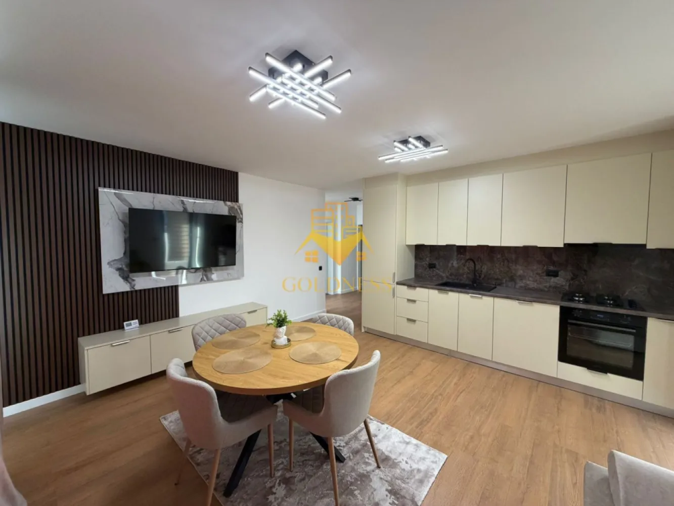 3 camere,Parcare,Premium, Prima Inchiriere, Eroilor Residence,Floresti - GOLDNESS Imobiliare vă propune spre închiriere un apartament cu 3 camere open space, complet mobilat și utilat, la etajul 5 într-un imobil de 8 etaje, situat în Floresti. Dispune de loc de parcare! Se află în apropierea stațiilor de transport în comun, magazine, restaurante, spații verzi, farmacii, etc. Apartamentul este compartimentat astfel: - dormitor cu pat matrimonial, dulap, noptiere - dormitor cu pat matrimonial, dulap, noptiere - living cu bucatarie open space complet utilată și mobilată, canapea extensibilă, loc de servit masa - baie cu dus walk-in, calorifer port prosop și dulap pentru depozitare. - terasa de 10 mp. Imobilul este dotat cu toate cele necesare- centrală proprie, frigider, aragaz, hotă, mașină de spălat haine si vase, etc. Dacă sunteți interesați de acest apartament și doriți să îl vizionați, dar și pentru alte oferte nu ezitați să ne contactați telefonic sau prin e-mail. Vă stăm la dispoziție! Pentru intermediere se percepe un comision de 50% din prețul chiriei! }}