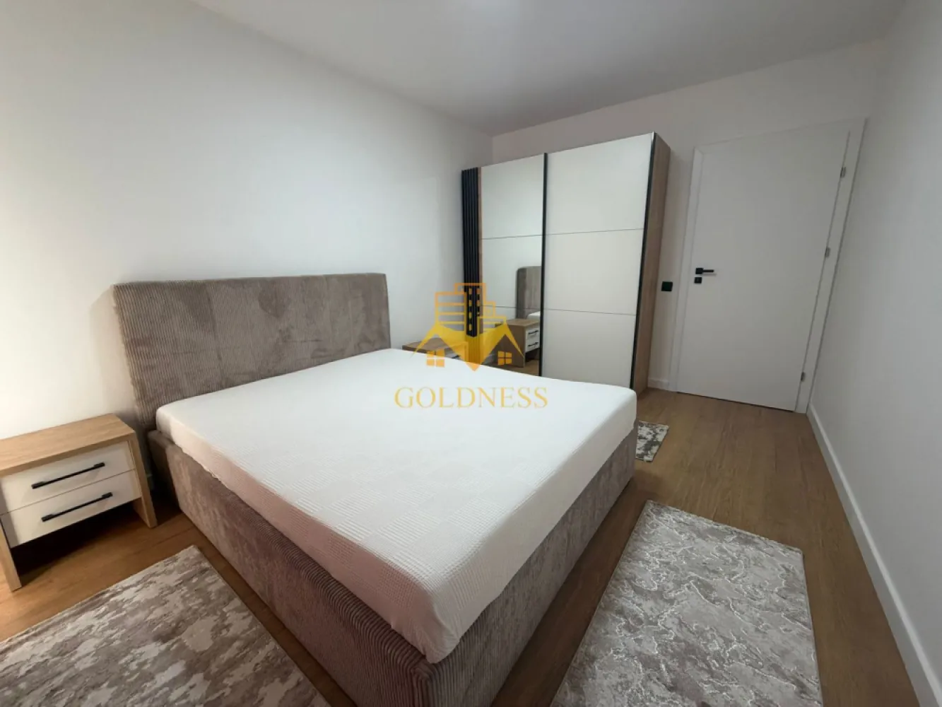 3 camere,Parcare,Premium, Prima Inchiriere, Eroilor Residence,Floresti - GOLDNESS Imobiliare vă propune spre închiriere un apartament cu 3 camere open space, complet mobilat și utilat, la etajul 5 într-un imobil de 8 etaje, situat în Floresti. Dispune de loc de parcare! Se află în apropierea stațiilor de transport în comun, magazine, restaurante, spații verzi, farmacii, etc. Apartamentul este compartimentat astfel: - dormitor cu pat matrimonial, dulap, noptiere - dormitor cu pat matrimonial, dulap, noptiere - living cu bucatarie open space complet utilată și mobilată, canapea extensibilă, loc de servit masa - baie cu dus walk-in, calorifer port prosop și dulap pentru depozitare. - terasa de 10 mp. Imobilul este dotat cu toate cele necesare- centrală proprie, frigider, aragaz, hotă, mașină de spălat haine si vase, etc. Dacă sunteți interesați de acest apartament și doriți să îl vizionați, dar și pentru alte oferte nu ezitați să ne contactați telefonic sau prin e-mail. Vă stăm la dispoziție! Pentru intermediere se percepe un comision de 50% din prețul chiriei! }}