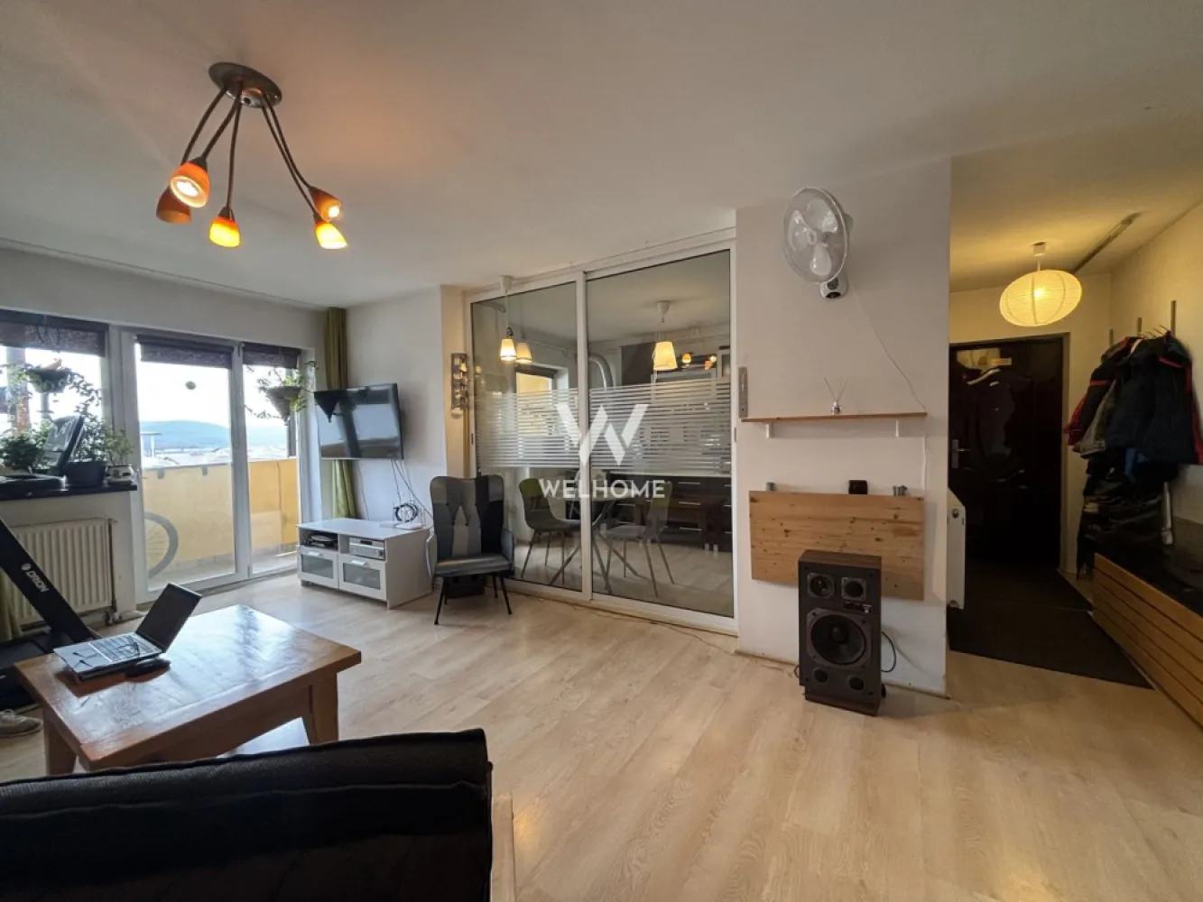 Apartament 2 camere cu POD generos - Selimbar, Triajului - Apartament 2 camere cu bucatarie separata - zona Unirii, Selimbar Suprafata utila: 55 mp + POD Apartamentul se afla la etajul 3 din 3 al unei vile construite în anul 2008. Compartimentat astfel: hol acces, living, bucătărie separată, dormitor, baie cu geam si balcon 10 mp. Locuința dispune de acces direct în pod, acesta fiind deja pregătit pentru amenajare. Există posibilitatea de a transforma spațiul într-un dormitor suplimentar, birou sau spațiu de relaxare, în funcție de nevoile viitorului proprietar. De asemenea, instalațiile sunt prevăzute astfel încât se poate amenaja cu ușurință o baie la nivelul podului, există deja instalațiile necesare pentru amenajarea unei băi. Apartamentul se poate vinde atât mobilat-utilat, cât și LA CHEIE(fără mobilier). Instalații multisplit Gree de racire și incalzire montate in living, dormitor cat si in pod. Balconul este integral inchis cu rulou folie transparenta. Situat într-o zona liniștită cu acces facil la școală, magazine, shopping city, mijloace de transport, Ideal atât pentru locuit, cât și pentru investiție, datorită potențialului său de extindere. Un loc de parcare. Preț: 118.000 Euro Negociabil Telefon: 0747.639.802 }}