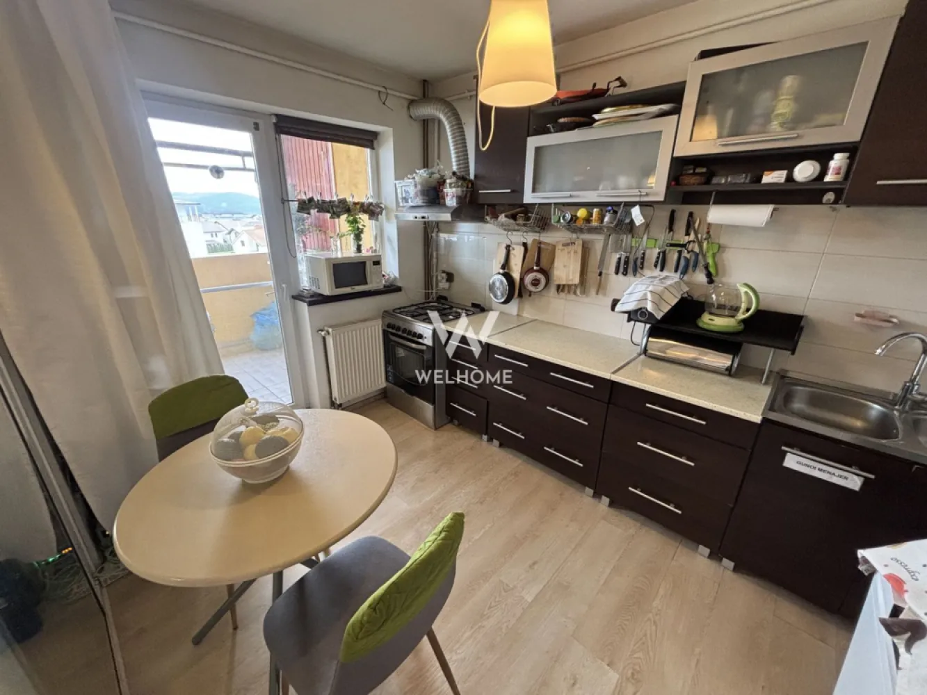 Apartament 2 camere cu POD generos - Selimbar, Triajului - Apartament 2 camere cu bucatarie separata - zona Unirii, Selimbar Suprafata utila: 55 mp + POD Apartamentul se afla la etajul 3 din 3 al unei vile construite în anul 2008. Compartimentat astfel: hol acces, living, bucătărie separată, dormitor, baie cu geam si balcon 10 mp. Locuința dispune de acces direct în pod, acesta fiind deja pregătit pentru amenajare. Există posibilitatea de a transforma spațiul într-un dormitor suplimentar, birou sau spațiu de relaxare, în funcție de nevoile viitorului proprietar. De asemenea, instalațiile sunt prevăzute astfel încât se poate amenaja cu ușurință o baie la nivelul podului, există deja instalațiile necesare pentru amenajarea unei băi. Apartamentul se poate vinde atât mobilat-utilat, cât și LA CHEIE(fără mobilier). Instalații multisplit Gree de racire și incalzire montate in living, dormitor cat si in pod. Balconul este integral inchis cu rulou folie transparenta. Situat într-o zona liniștită cu acces facil la școală, magazine, shopping city, mijloace de transport, Ideal atât pentru locuit, cât și pentru investiție, datorită potențialului său de extindere. Un loc de parcare. Preț: 118.000 Euro Negociabil Telefon: 0747.639.802 }}