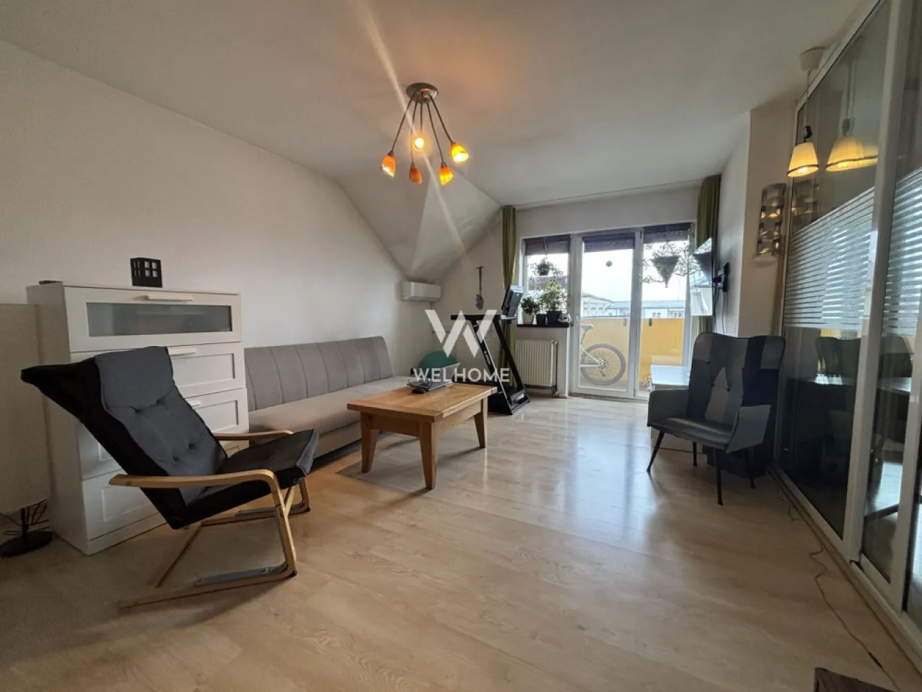 Apartament 2 camere cu POD generos - Selimbar, Triajului - Apartament 2 camere cu bucatarie separata - zona Unirii, Selimbar Suprafata utila: 55 mp + POD Apartamentul se afla la etajul 3 din 3 al unei vile construite în anul 2008. Compartimentat astfel: hol acces, living, bucătărie separată, dormitor, baie cu geam si balcon 10 mp. Locuința dispune de acces direct în pod, acesta fiind deja pregătit pentru amenajare. Există posibilitatea de a transforma spațiul într-un dormitor suplimentar, birou sau spațiu de relaxare, în funcție de nevoile viitorului proprietar. De asemenea, instalațiile sunt prevăzute astfel încât se poate amenaja cu ușurință o baie la nivelul podului, există deja instalațiile necesare pentru amenajarea unei băi. Apartamentul se poate vinde atât mobilat-utilat, cât și LA CHEIE(fără mobilier). Instalații multisplit Gree de racire și incalzire montate in living, dormitor cat si in pod. Balconul este integral inchis cu rulou folie transparenta. Situat într-o zona liniștită cu acces facil la școală, magazine, shopping city, mijloace de transport, Ideal atât pentru locuit, cât și pentru investiție, datorită potențialului său de extindere. Un loc de parcare. Preț: 118.000 Euro Negociabil Telefon: 0747.639.802 }}