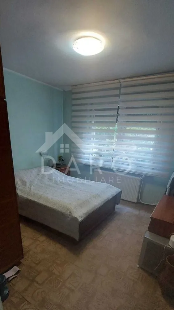 🏡 Apartament 3 camere | 80 mp | Parter | Bd. Pandurilor - 🔥 Apartament + Spațiu Comercial | 80 mp | Tudor – Bd. Pandurilor | SUPER OPORTUNITATE 🔥 Dacă îți dorești o proprietate care îți oferă locuință + posibilitate de business în același loc, asta este una dintre cele mai bune oportunități din Tudor 👇 📍 Târgu Mureș – Bd. Pandurilor, cartier Tudor 💰 Preț atractiv – 129 000 Euro 🏡 Apartament – 60 mp (parter): ✔ 3 camere decomandate ✔ bucătărie separată cu loc de luat masa ✔ 2 băi ✔ geamuri termopan ✔ izolație exterioară ✔ stare bună, locuibilă 🏢 Spațiu adiacent – 20 mp (intrare separată): ✔ acces direct din stradă ✔ vizibilitate foarte bună ✔ ideal pentru: birou / salon / cabinet / mic business ✔ grup sanitar propriu ✔ poate fi folosit separat sau unit cu apartamentul 💡 Avantaj MAJOR: 👉 Poți locui și în același timp să îți desfășori activitatea 👉 Sau îl transformi într-o investiție cu randament foarte bun 📍 Locație excelentă: ✔ zonă intens circulată ✔ stație autobuz la ~70 m ✔ aproape de școli, magazine și facilități ✔ locuri de parcare în zonă 🔥 Ideal pentru: ✔ familie + business ✔ investiție (închiriere + spațiu comercial) ✔ cabinete, birouri, servicii ⚠️ Proprietățile cu acces din stradă în Tudor sunt RARE! 📞 Detalii și vizionări: Coman Maria – DARO Imobiliare & Kiwi Finance 📱 0749 535 729 💰 Vrei să cumperi prin credit? Lucrez cu 12 bănci din România și te ajut să obții cea mai bună soluție: ✔ analiză gratuită ✔ aprobare rapidă ✔ dobânzi negociate ✔ consultanță completă 👉 Te ajut să cumperi această proprietate rapid și fără stres! }}