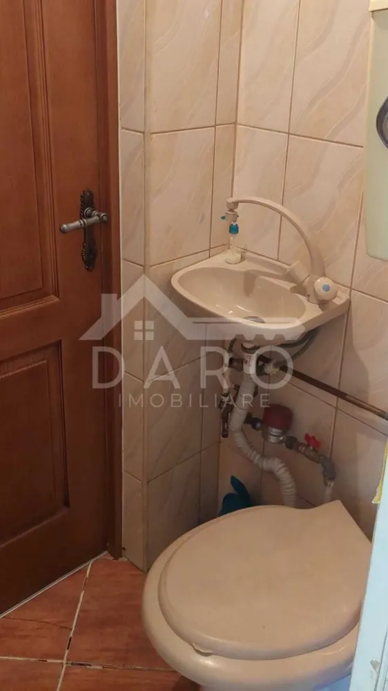 🏡 Apartament 3 camere | 80 mp | Parter | Bd. Pandurilor - 🔥 Apartament + Spațiu Comercial | 80 mp | Tudor – Bd. Pandurilor | SUPER OPORTUNITATE 🔥 Dacă îți dorești o proprietate care îți oferă locuință + posibilitate de business în același loc, asta este una dintre cele mai bune oportunități din Tudor 👇 📍 Târgu Mureș – Bd. Pandurilor, cartier Tudor 💰 Preț atractiv – 129 000 Euro 🏡 Apartament – 60 mp (parter): ✔ 3 camere decomandate ✔ bucătărie separată cu loc de luat masa ✔ 2 băi ✔ geamuri termopan ✔ izolație exterioară ✔ stare bună, locuibilă 🏢 Spațiu adiacent – 20 mp (intrare separată): ✔ acces direct din stradă ✔ vizibilitate foarte bună ✔ ideal pentru: birou / salon / cabinet / mic business ✔ grup sanitar propriu ✔ poate fi folosit separat sau unit cu apartamentul 💡 Avantaj MAJOR: 👉 Poți locui și în același timp să îți desfășori activitatea 👉 Sau îl transformi într-o investiție cu randament foarte bun 📍 Locație excelentă: ✔ zonă intens circulată ✔ stație autobuz la ~70 m ✔ aproape de școli, magazine și facilități ✔ locuri de parcare în zonă 🔥 Ideal pentru: ✔ familie + business ✔ investiție (închiriere + spațiu comercial) ✔ cabinete, birouri, servicii ⚠️ Proprietățile cu acces din stradă în Tudor sunt RARE! 📞 Detalii și vizionări: Coman Maria – DARO Imobiliare & Kiwi Finance 📱 0749 535 729 💰 Vrei să cumperi prin credit? Lucrez cu 12 bănci din România și te ajut să obții cea mai bună soluție: ✔ analiză gratuită ✔ aprobare rapidă ✔ dobânzi negociate ✔ consultanță completă 👉 Te ajut să cumperi această proprietate rapid și fără stres! }}