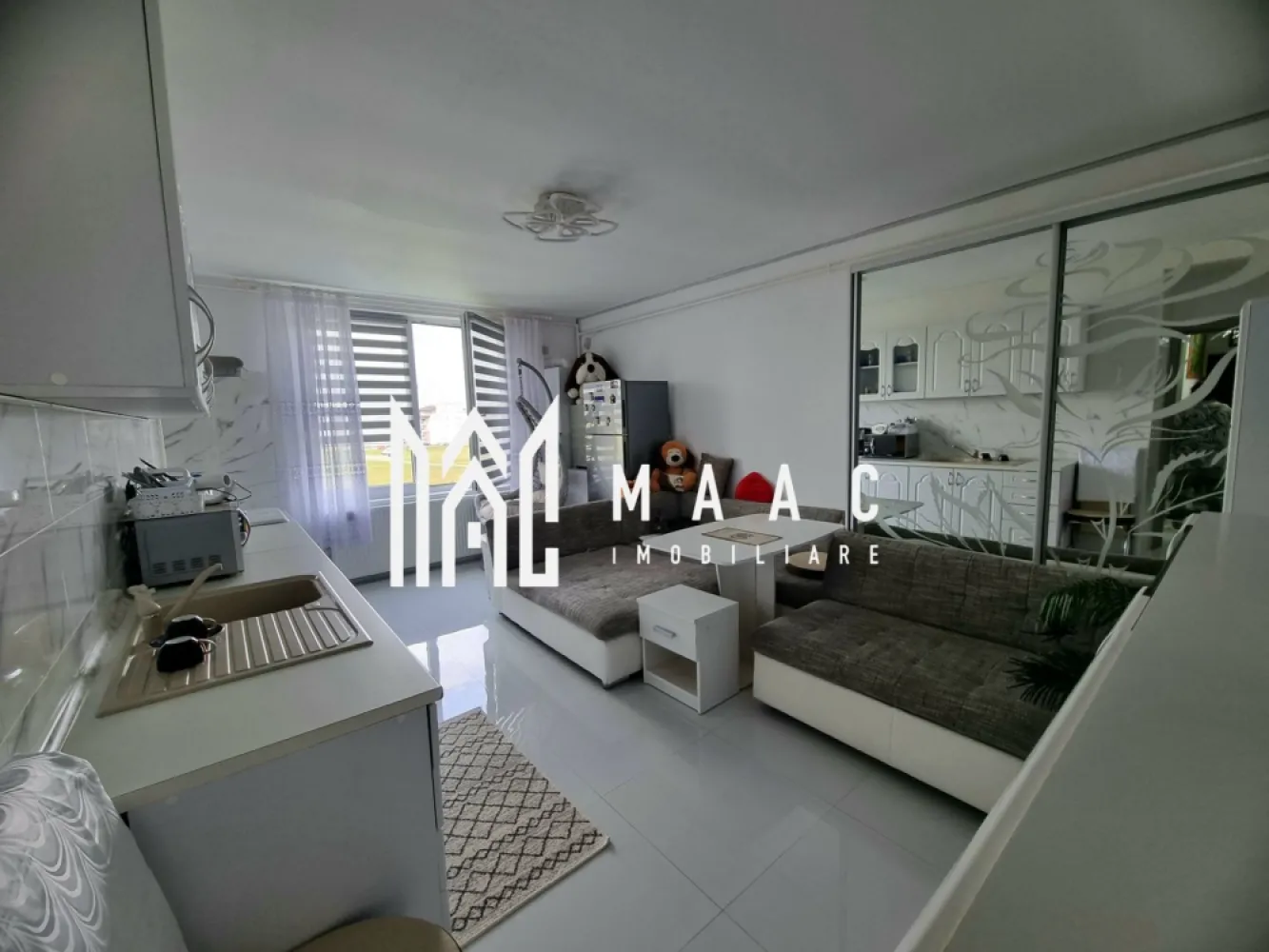 Apartament 3 camere | Balcon | Parțial mobilat | Doamna Stanca - Maac Imobiliare prezintă spre vânzare un apartament modern, decomandat și luminos, situat la etajul 3 din 3 al unui imobil finalizat în 2018. Proprietatea este ideală pentru o familie care își dorește confort, intimitate și o locuință gata de mutat imediat. Caracteristici principale Suprafață utilă: 55.75 mp Suprafață construită: 66.9 mp Etaj: 3/3 Mobilare: Parțial mobilat Compartimentare: 3 camere 2 dormitoare Bucătărie open space cu living 1 baie cu cabină de duș 1 balcon Avantaje ale proprietății Imobil nou, finalizat în 2018 Finisaje moderne și bine întreținute Orientare sudică – lumină naturală pe tot parcursul zilei Zonă liniștită, cu acces rapid la facilități Locație ideală Situat în apropiere de mall, magazine și piață, apartamentul beneficiază de acces rapid la shopping, divertisment și aprovizionare. Pentru mai multe informații și pentru a programa o vizionare, nu ezitați să contactați specificand ID: CP2826900 }}