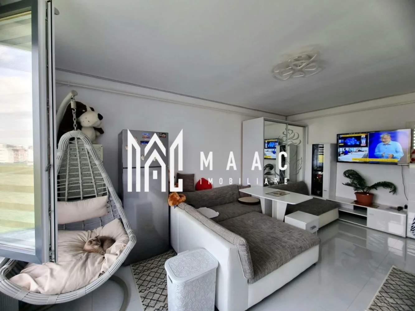 Apartament 3 camere | Balcon | Parțial mobilat | Doamna Stanca - Maac Imobiliare prezintă spre vânzare un apartament modern, decomandat și luminos, situat la etajul 3 din 3 al unui imobil finalizat în 2018. Proprietatea este ideală pentru o familie care își dorește confort, intimitate și o locuință gata de mutat imediat. Caracteristici principale Suprafață utilă: 55.75 mp Suprafață construită: 66.9 mp Etaj: 3/3 Mobilare: Parțial mobilat Compartimentare: 3 camere 2 dormitoare Bucătărie open space cu living 1 baie cu cabină de duș 1 balcon Avantaje ale proprietății Imobil nou, finalizat în 2018 Finisaje moderne și bine întreținute Orientare sudică – lumină naturală pe tot parcursul zilei Zonă liniștită, cu acces rapid la facilități Locație ideală Situat în apropiere de mall, magazine și piață, apartamentul beneficiază de acces rapid la shopping, divertisment și aprovizionare. Pentru mai multe informații și pentru a programa o vizionare, nu ezitați să contactați specificand ID: CP2826900 }}