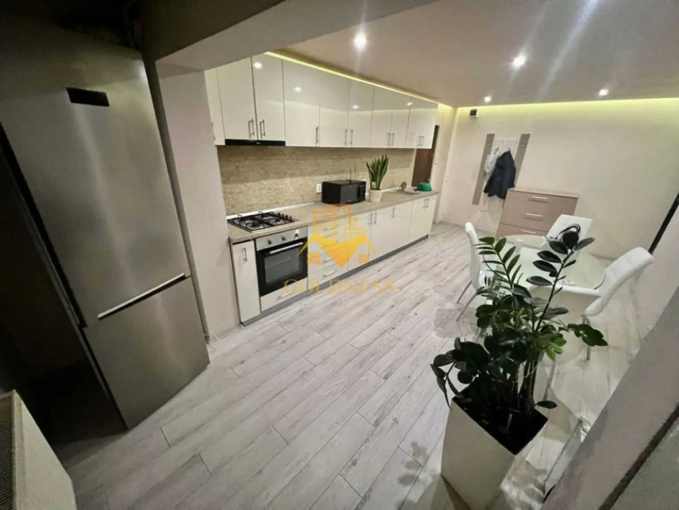2 camere,decomandate,parcare,Intre Lacuri, zona Park Lake, Iulius Mall - GOLDNESS Imobiliare vă propune spre închiriere un apartament cu 3 camere complet mobilat și utilat, la etajul 3 într-un imobil de 3 etaje, în cartierul Intre Lacuri. Apartamentul este compartimentat astfel: - dormitor cu pat matrimonial, dressing, noptiere - dormitor cu canapea extensibila, spatiu pentru depozitare - bucatarie complet mobilata, utilata open space - baie cu cabina de dus, calorifer port prosop inox și dulap pentru depozitare. Imobilul este dotat cu toate cele necesare- centrală proprie, mașină de spălat haine, frigider, plită electrică, hotă, TV, etc. Se află în apropierea stațiilor de transport în comun, magazine, restaurante, spații verzi, farmacii, etc. Dispune de loc de parcare! Dacă sunteți interesați de acest apartament și doriți să îl vizionați, dar și pentru alte oferte sau detalii nu ezitați să ne contactați telefonic sau prin e-mail - goldnessimobiliare@gmail.com. Vă stăm la dispoziție! }}
