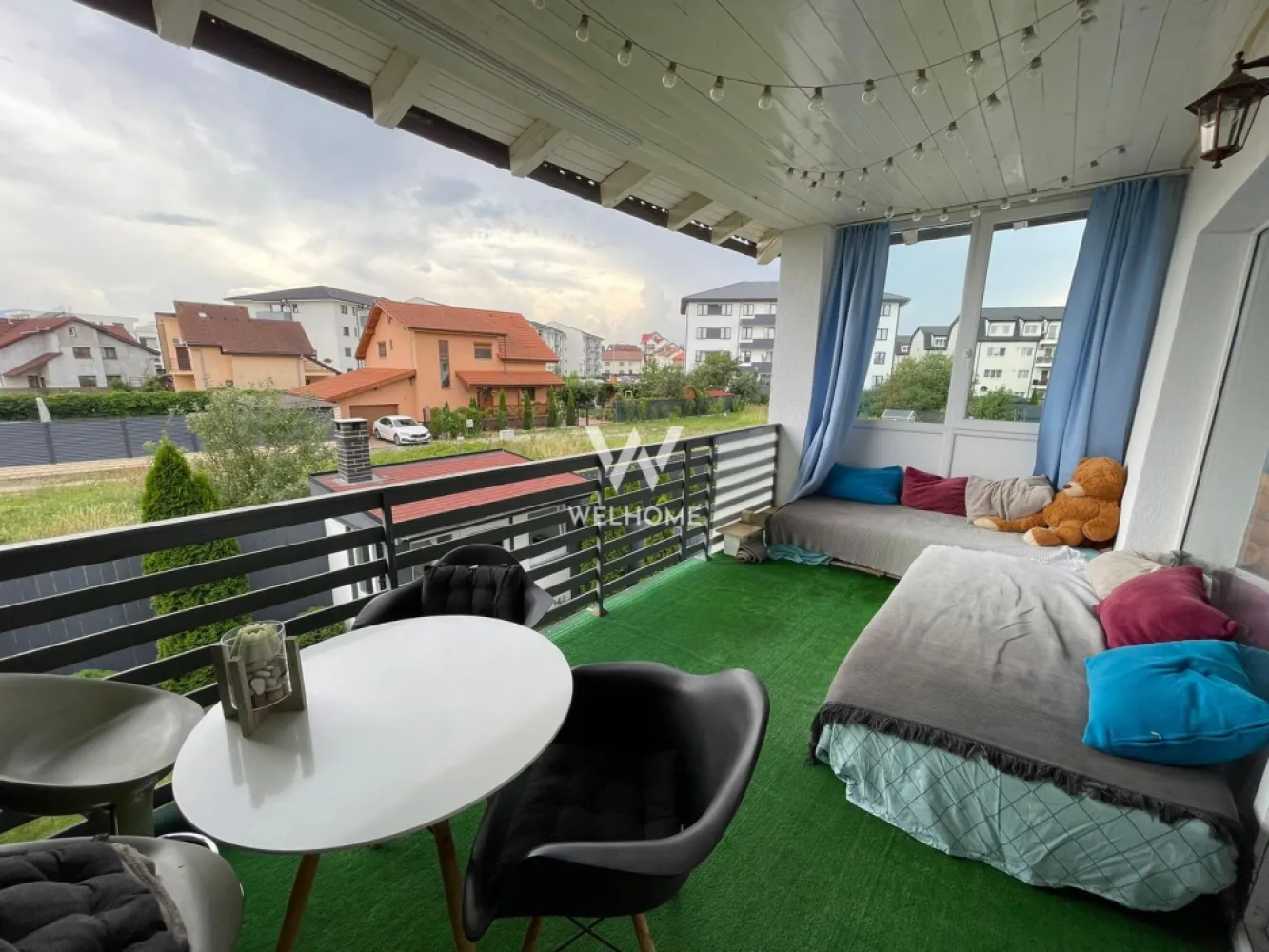 Apartament 3 camere modern cu 2 terase - Selimbar, str. Ion Tuculescu - Apartament spatios, pozitionat la etajul 1 al unei vile din Selimbar Suprafata utila: 70 mp + 2 terase Compartimentat astfel : hol, bucatarie separata, living generos, cameră tehnica cu masina de spalat haine si uscatorul, 2 dormitoare, unul cu dressing , iar celalalt transformat in birou cu iesire in a doua terasa. Dispune de terasa spatioasa - zona de relaxare cu view superb si loc de luat masa. Strada luminata public, zona linistita de case, Transagape la 1 minut distanta, Profi, Simpa. Loc de parcare. Disponibil din 1 Mai. Chirier lunara: 570 Euro + garantie Comision client: 50% din prima chirie Telefon: 0747.639.802 }}